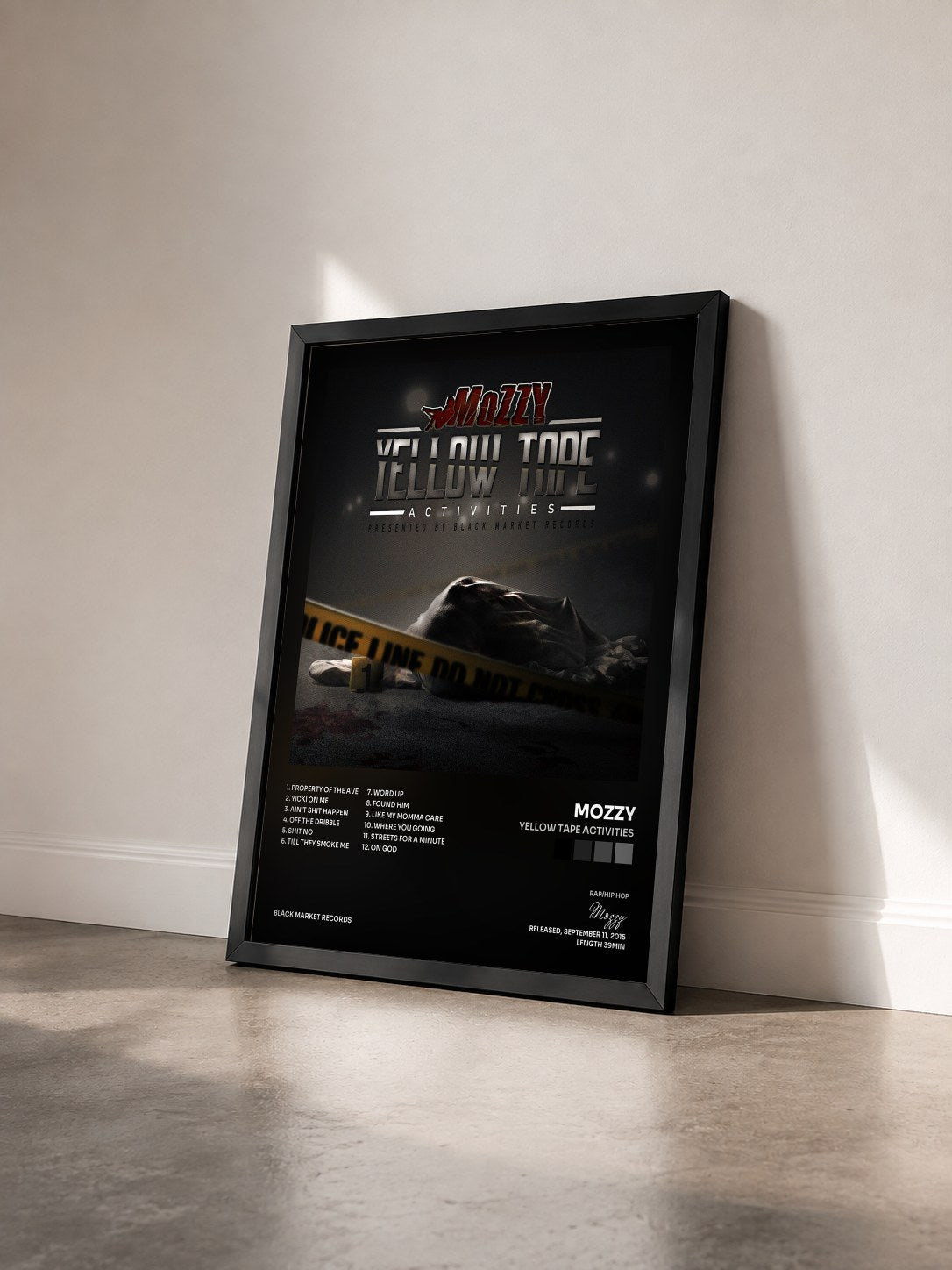 #noir Tableau de l'album Yellow Tape Activities de Mozzy vu de trois quarts, cadre noir