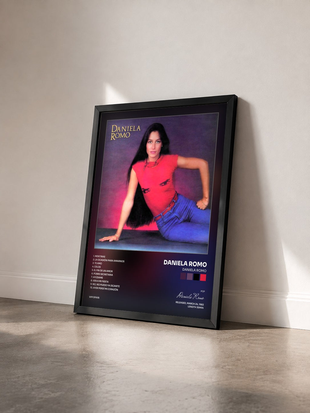 #noir Tableau de l'album Daniela Romo de Daniela Romo vu de trois quarts, cadre noir