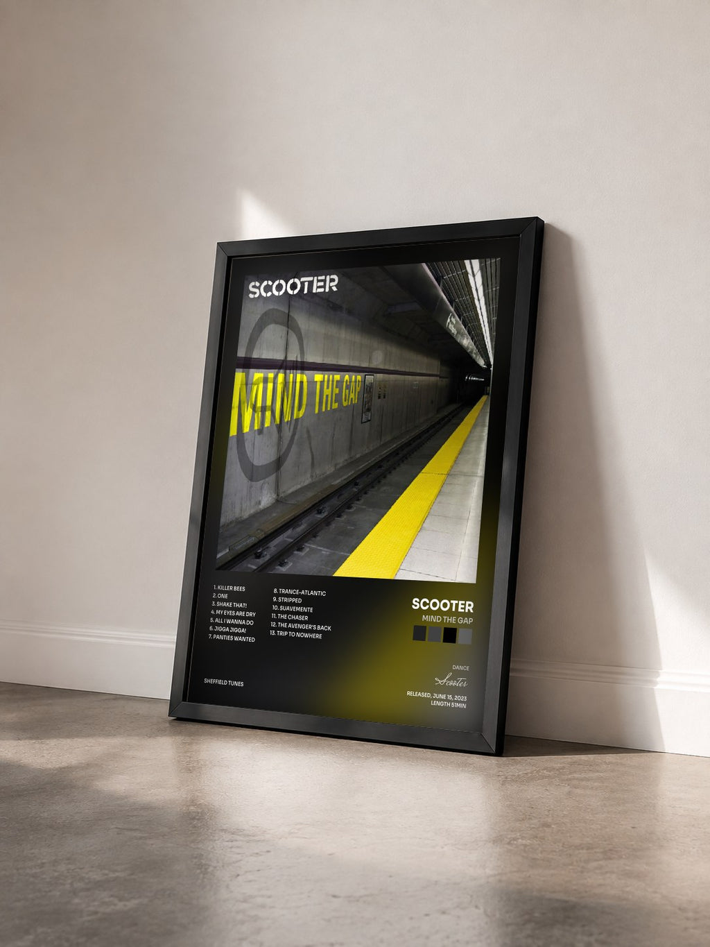 #noir Tableau de l'album Mind The Gap de Scooter vu de trois quarts, cadre noir