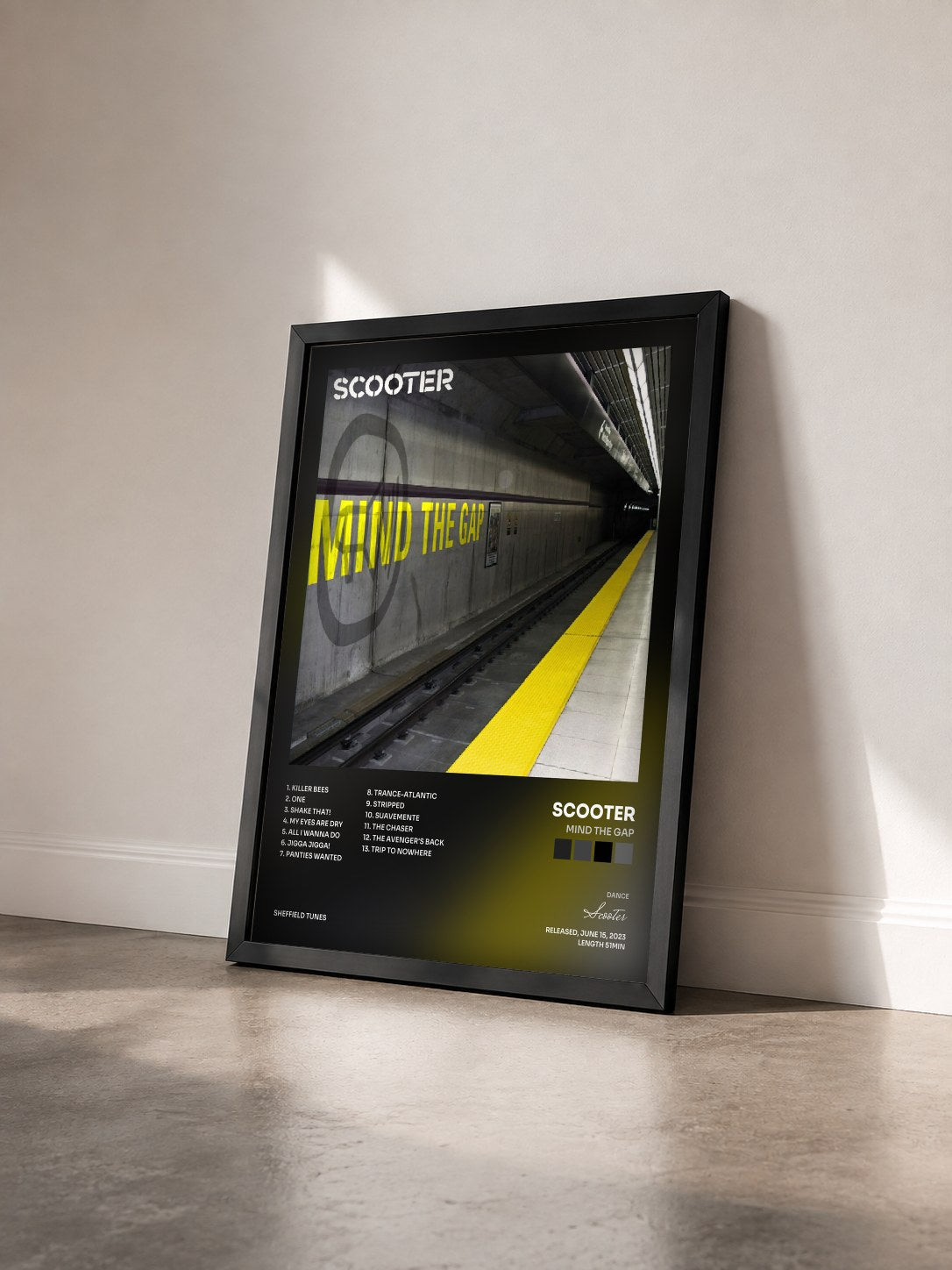 #noir Tableau de l'album Mind The Gap de Scooter vu de trois quarts, cadre noir
