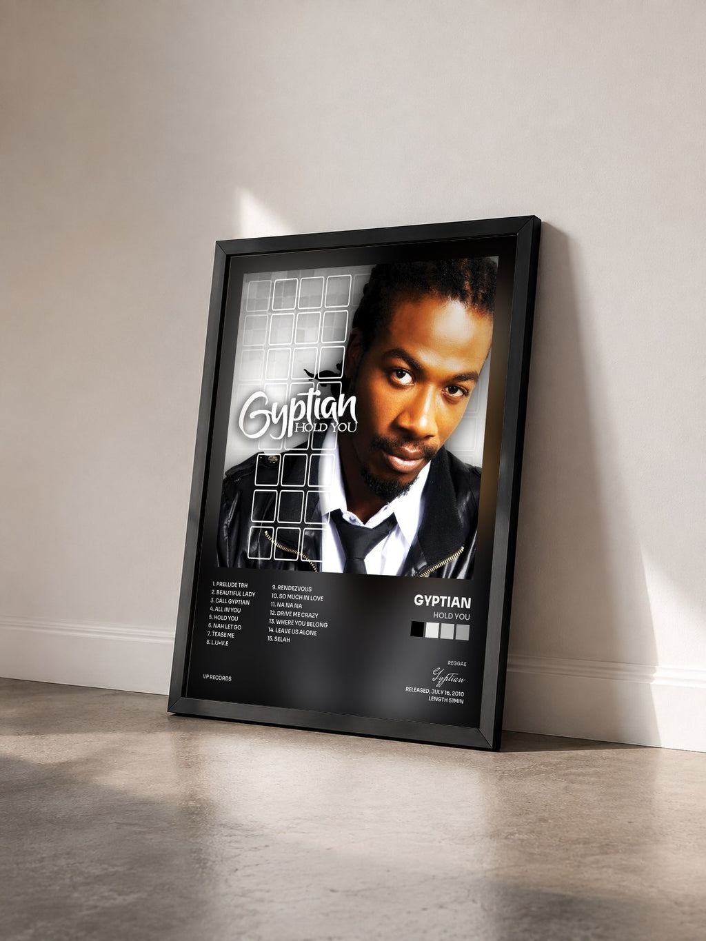 #noir Tableau de l'album Hold You de Gyptian vu de trois quarts, cadre noir