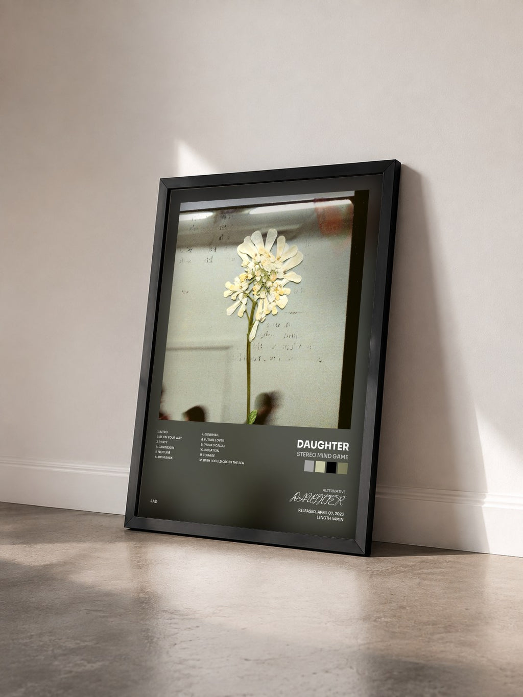 #noir Tableau de l'album Stereo Mind Game de DAUGHTER vu de trois quarts, cadre noir