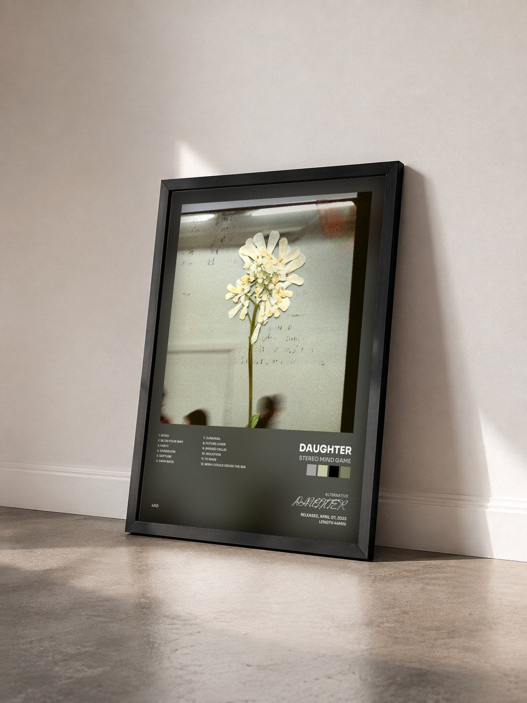 #noir Tableau de l'album Stereo Mind Game de DAUGHTER vu de trois quarts, cadre noir