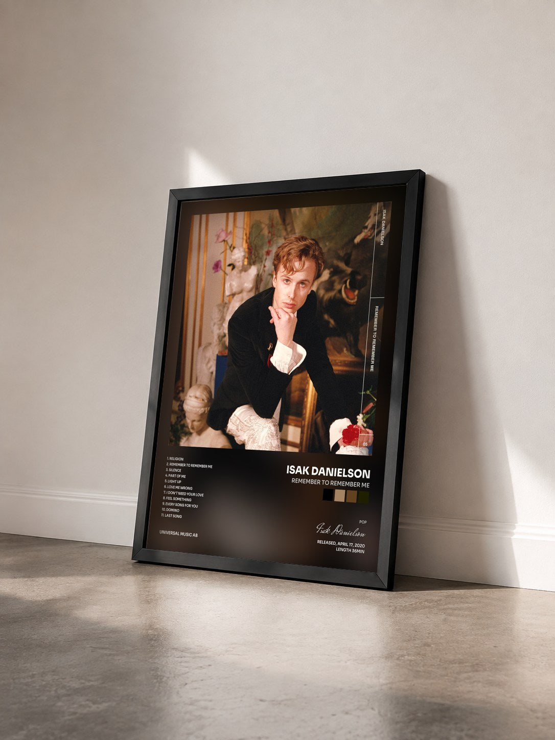 #noir Tableau de l'album Remember To Remember Me de Isak Danielson vu de trois quarts, cadre noir