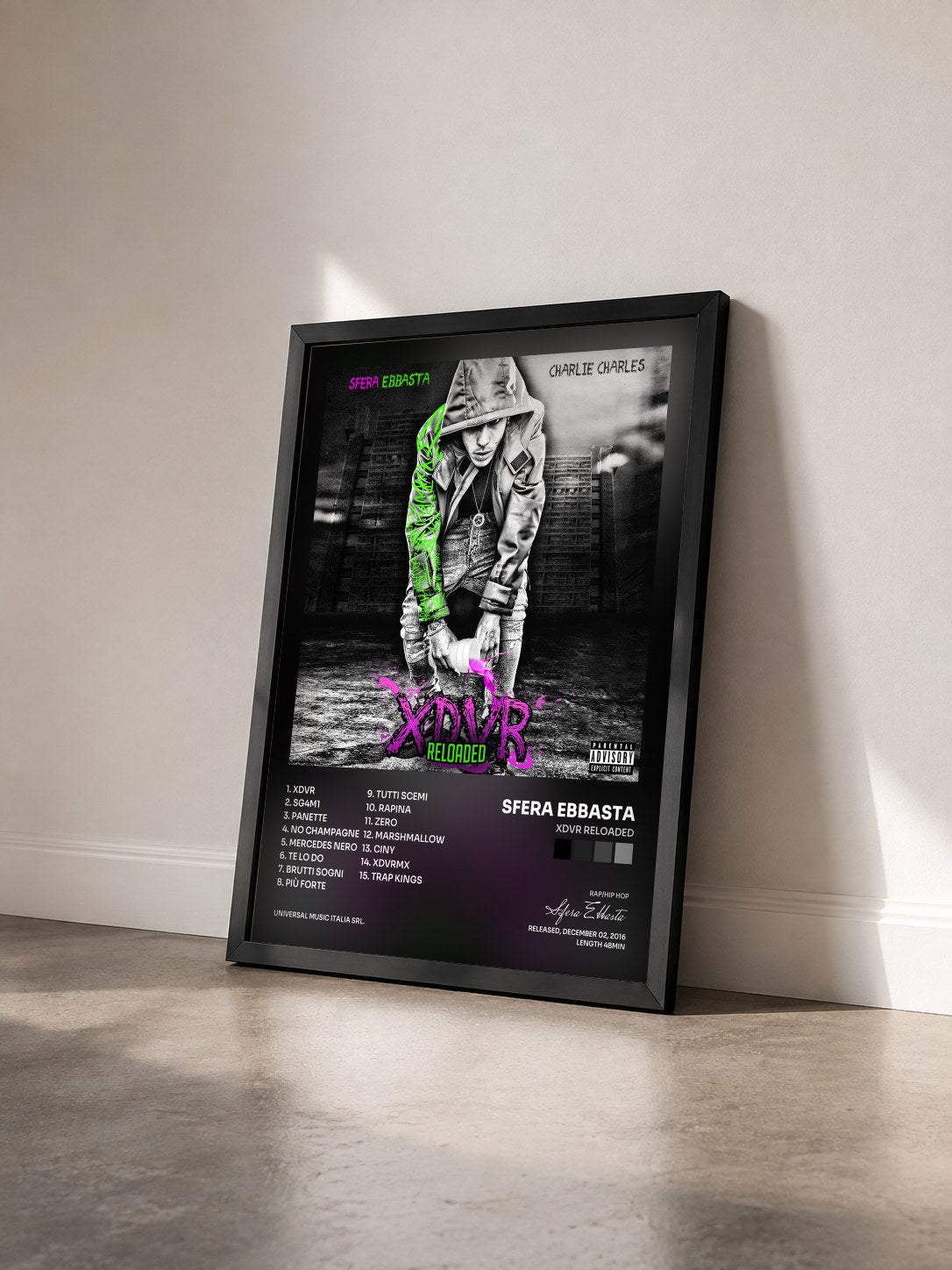 #noir Tableau de l'album XDVR Reloaded de Sfera Ebbasta vu de trois quarts, cadre noir
