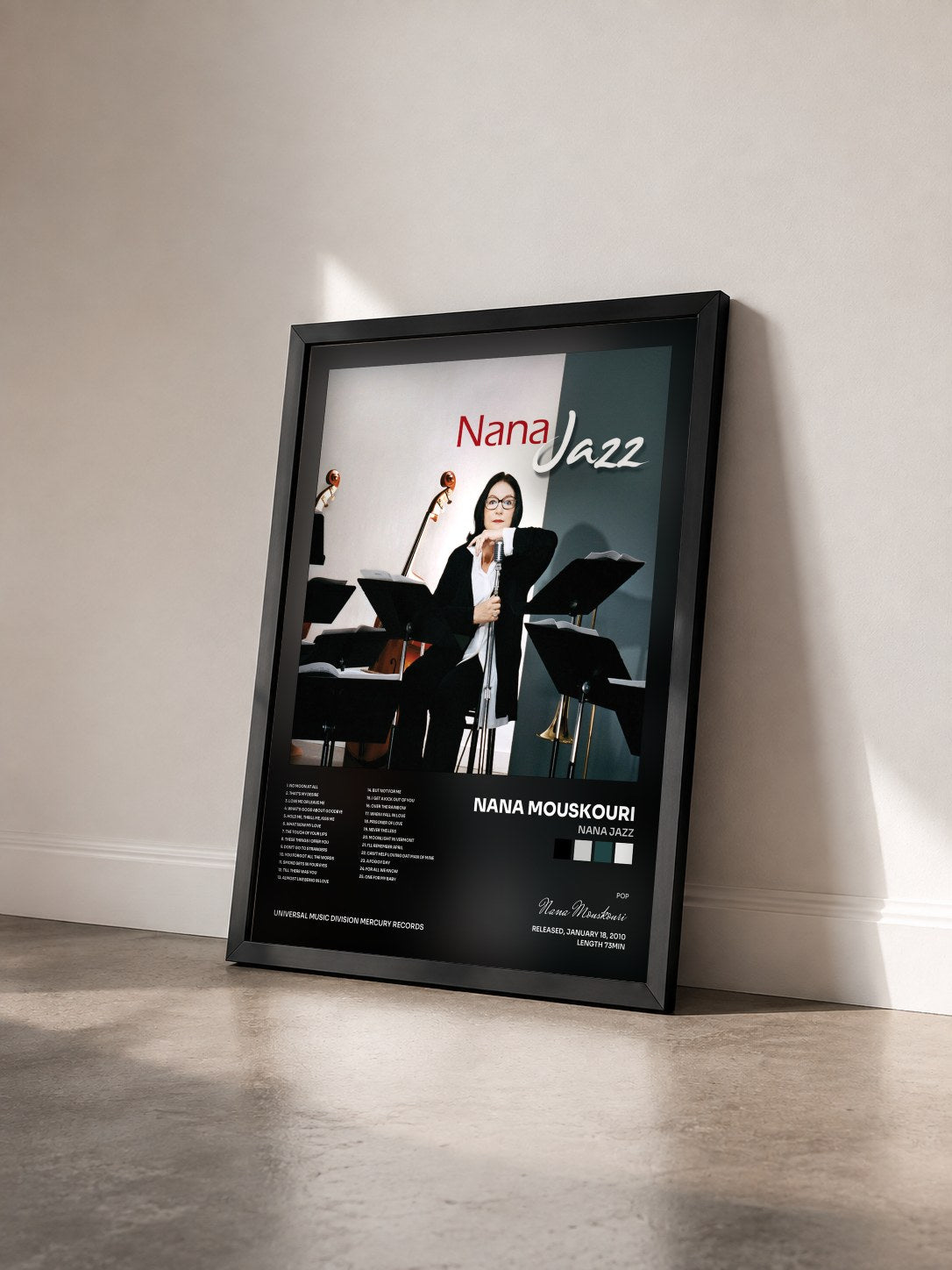 #noir Tableau de l'album Nana Jazz de Nana Mouskouri vu de trois quarts, cadre noir