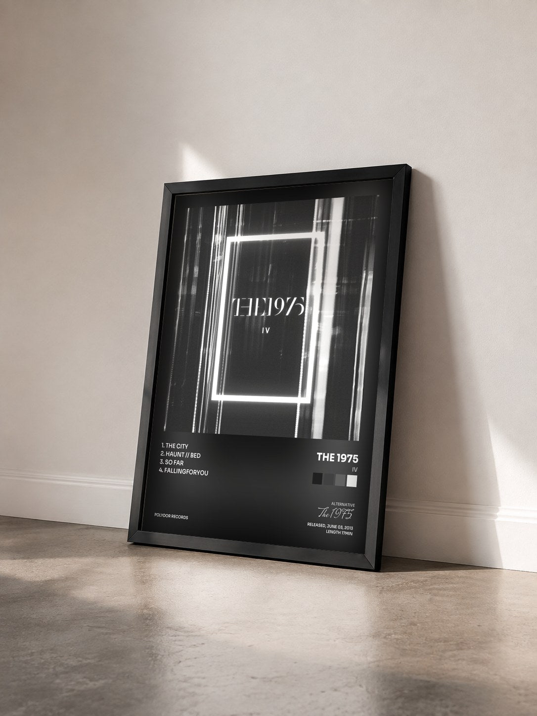 #noir Tableau de l'album IV de The 1975 vu de trois quarts, cadre noir