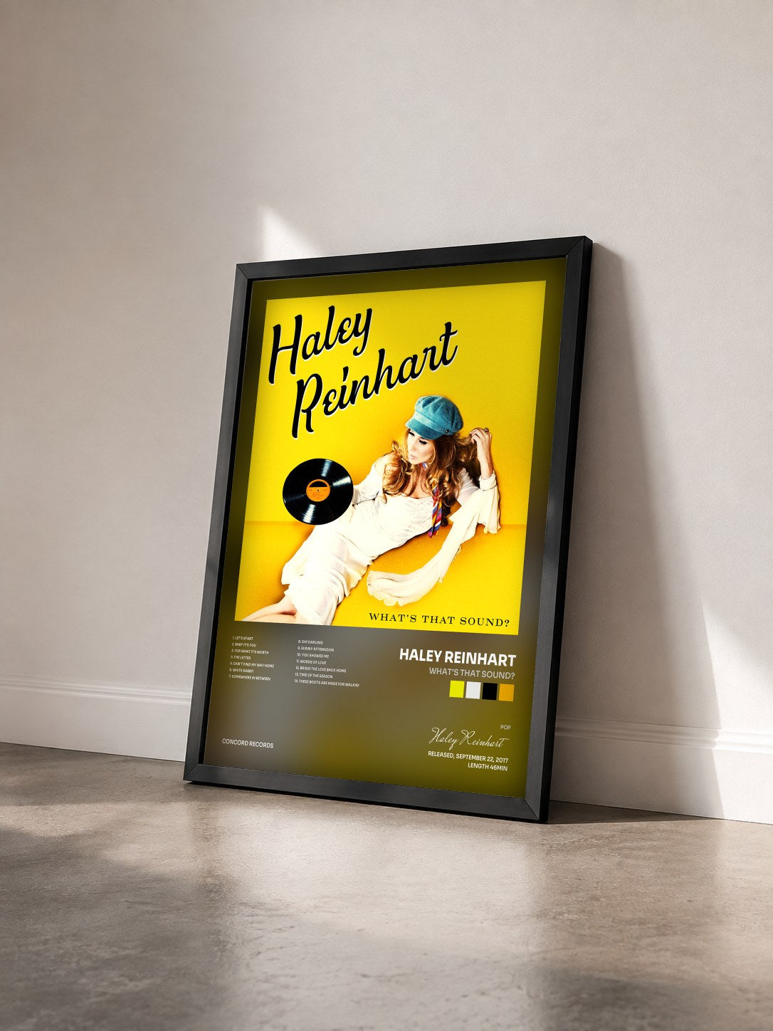 #noir Tableau de l'album What's That Sound? de Haley Reinhart vu de trois quarts, cadre noir