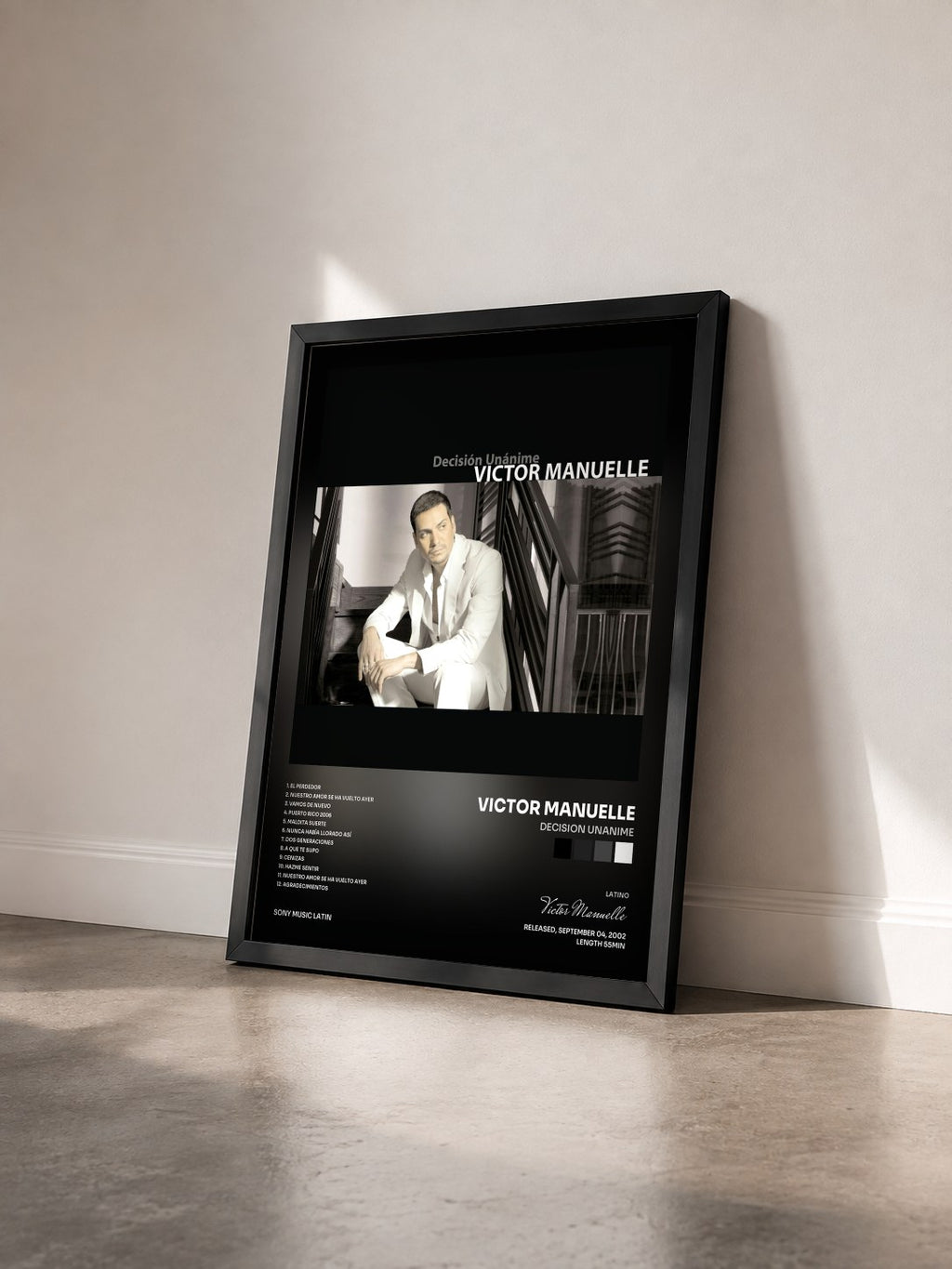 #noir Tableau de l'album Decision Unanime de Victor Manuelle vu de trois quarts, cadre noir