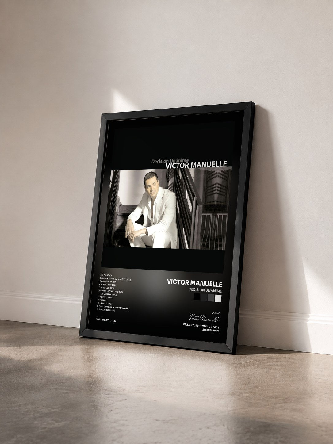 #noir Tableau de l'album Decision Unanime de Victor Manuelle vu de trois quarts, cadre noir