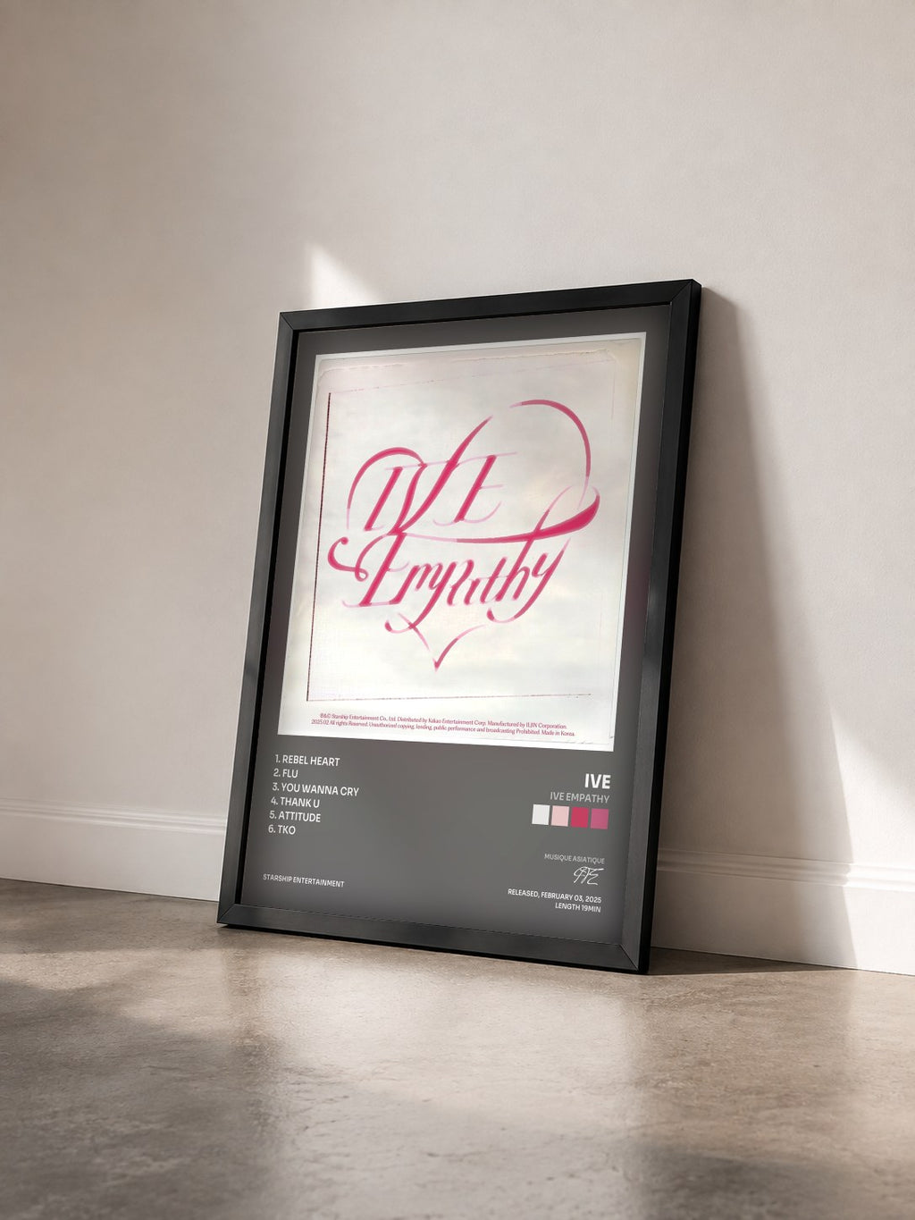 #noir Tableau de l'album IVE EMPATHY de IVE vu de trois quarts, cadre noir