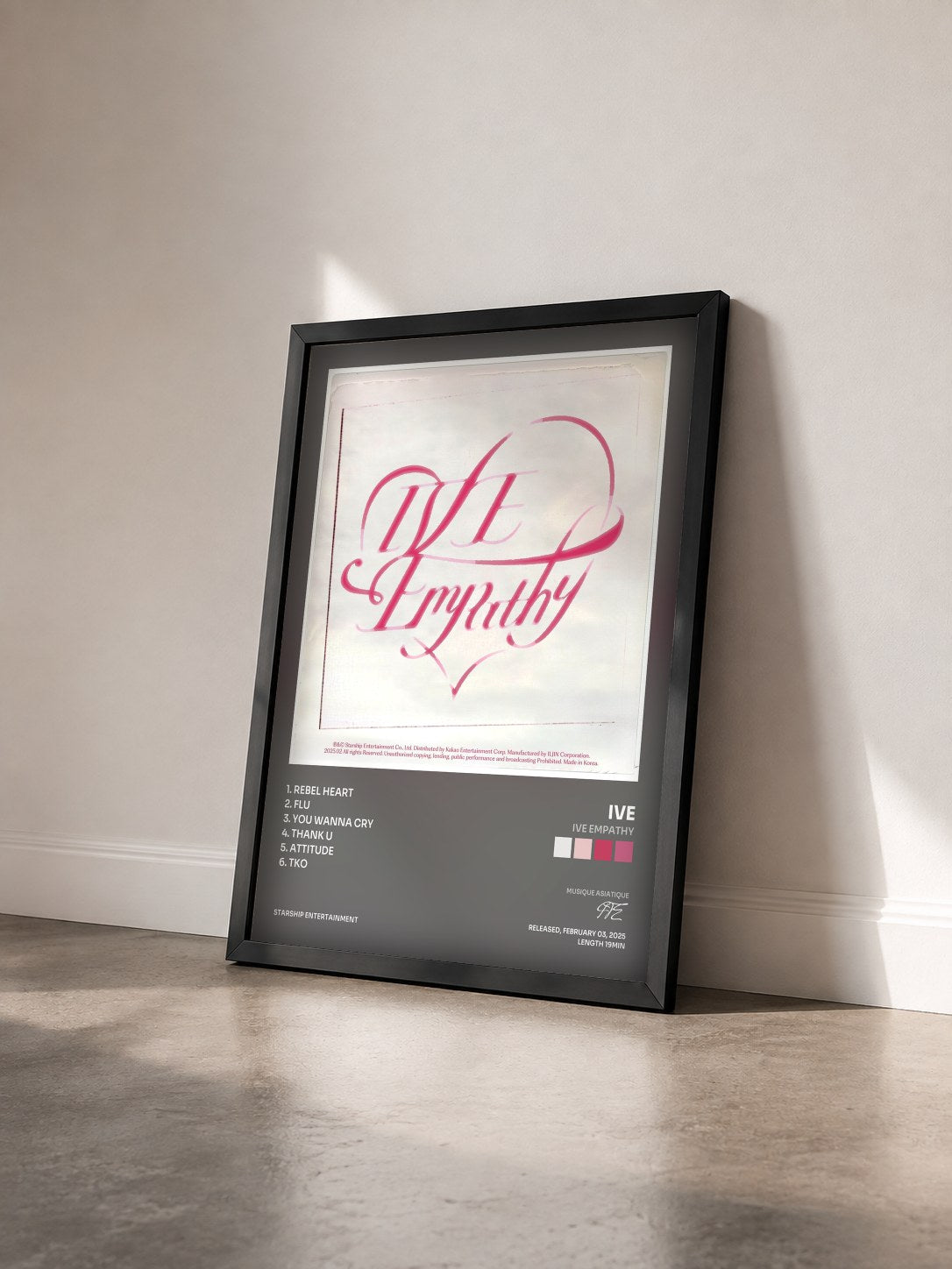 #noir Tableau de l'album IVE EMPATHY de IVE vu de trois quarts, cadre noir