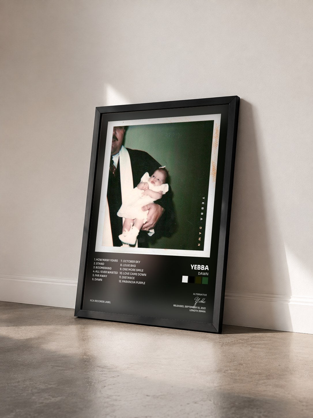 #noir Tableau de l'album Dawn de Yebba vu de trois quarts, cadre noir