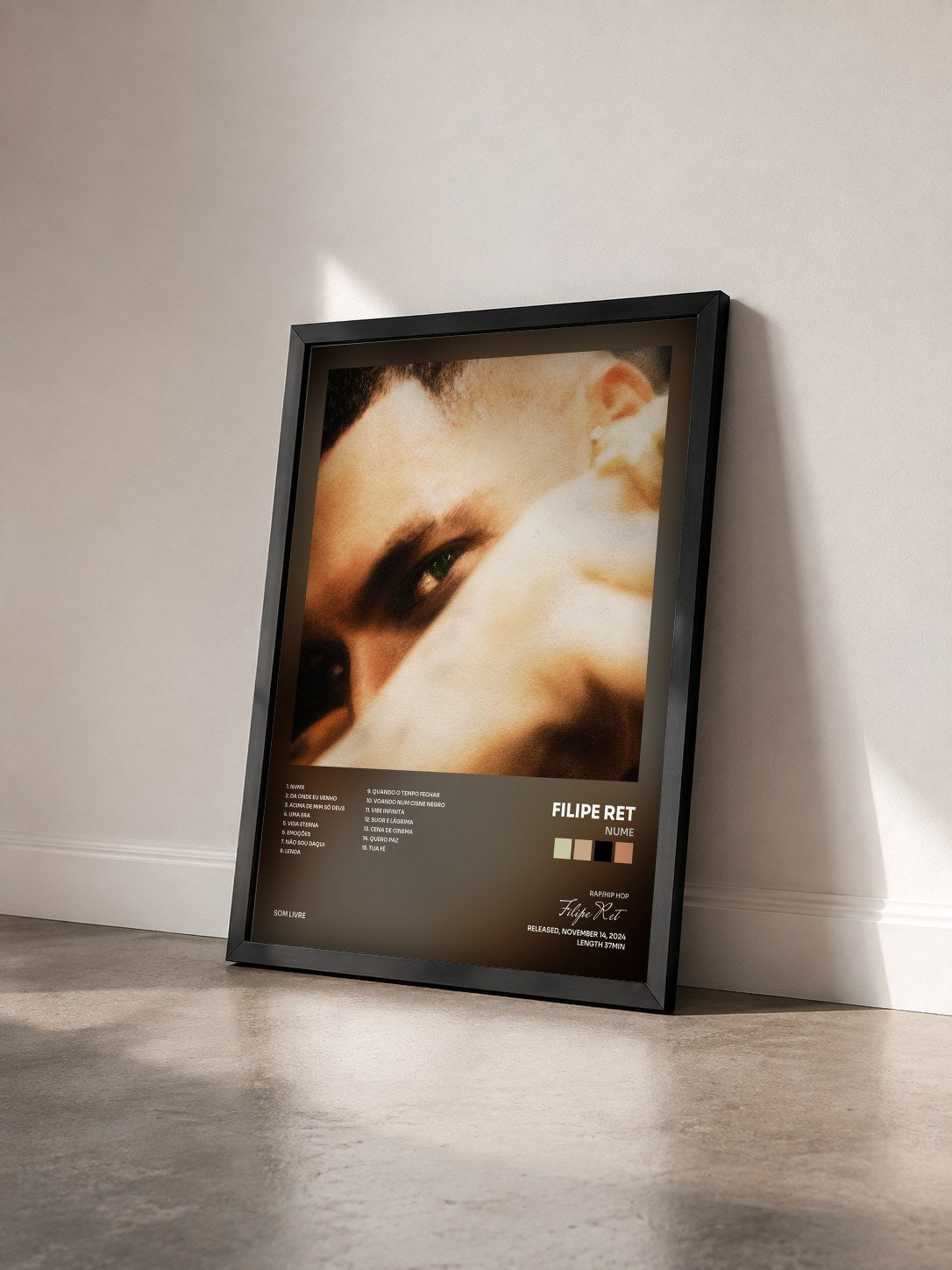 #noir Tableau de l'album NUME de Filipe Ret vu de trois quarts, cadre noir