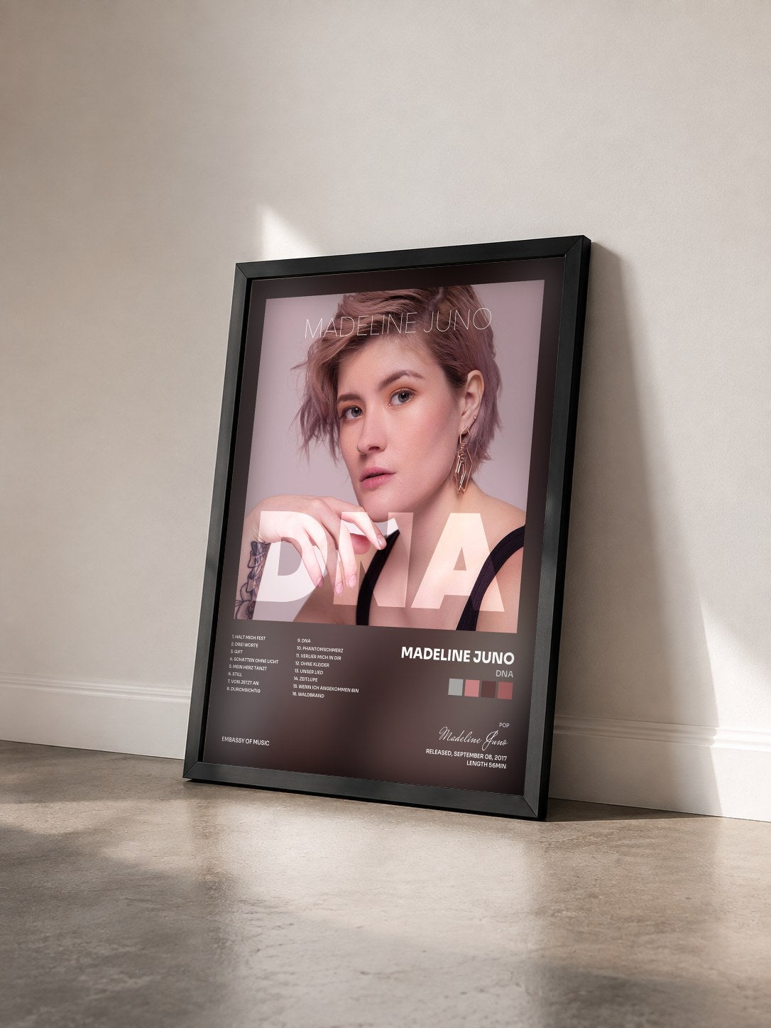 #noir Tableau de l'album DNA de Madeline Juno vu de trois quarts, cadre noir