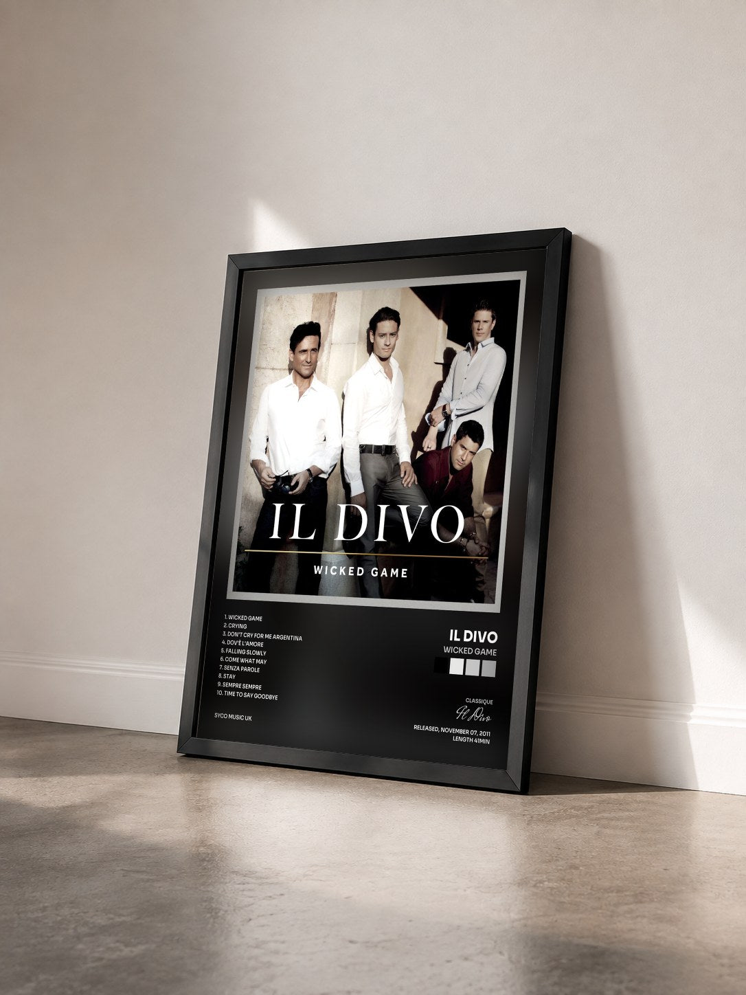 #noir Tableau de l'album Wicked Game de Il Divo vu de trois quarts, cadre noir