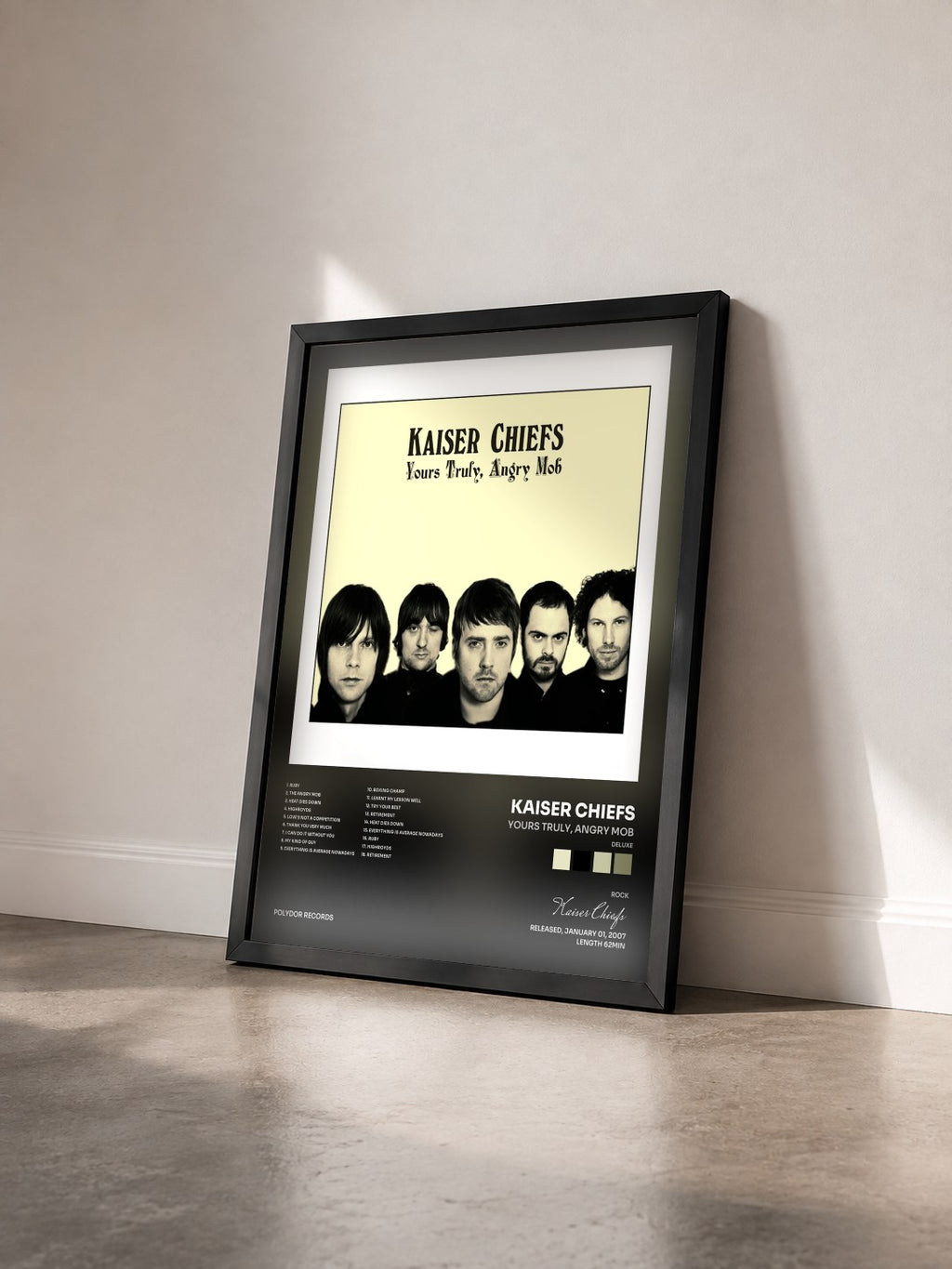 #noir Tableau de l'album Yours Truly, Angry Mob (Deluxe) de Kaiser Chiefs vu de trois quarts, cadre noir
