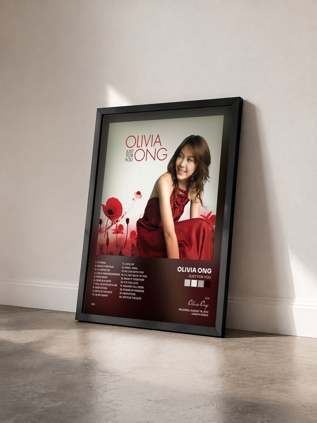 #noir Tableau de l'album Just for You de Olivia Ong vu de trois quarts, cadre noir