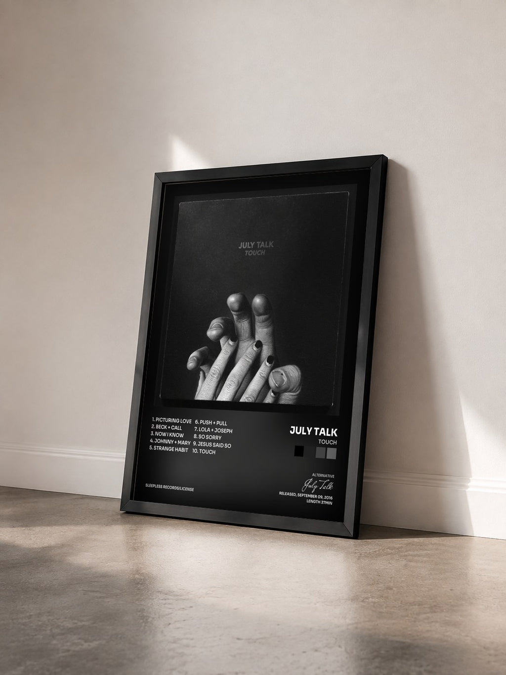 #noir Tableau de l'album Touch de July Talk vu de trois quarts, cadre noir