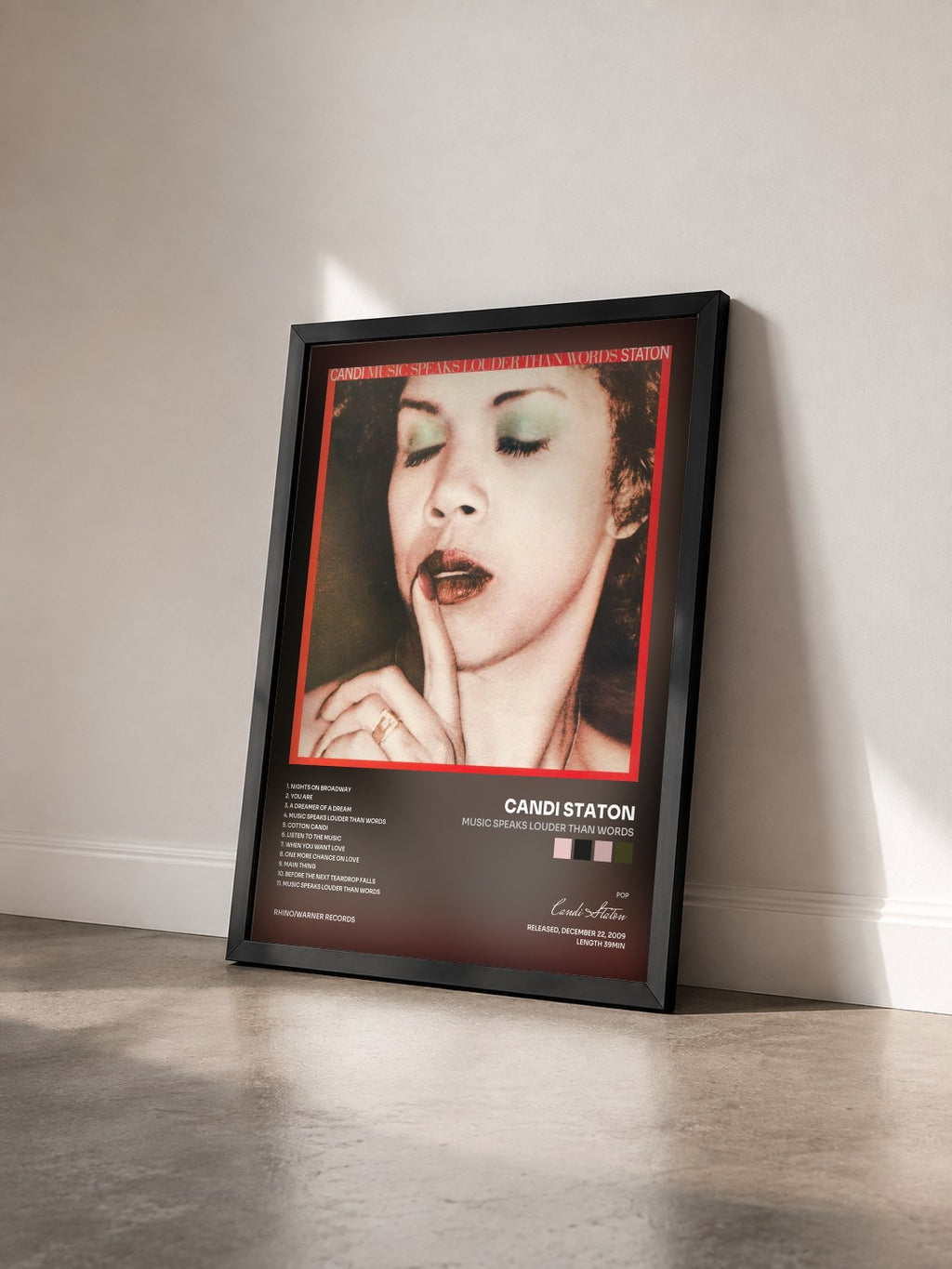 #noir Tableau de l'album Music Speaks Louder Than Words de Candi Staton vu de trois quarts, cadre noir