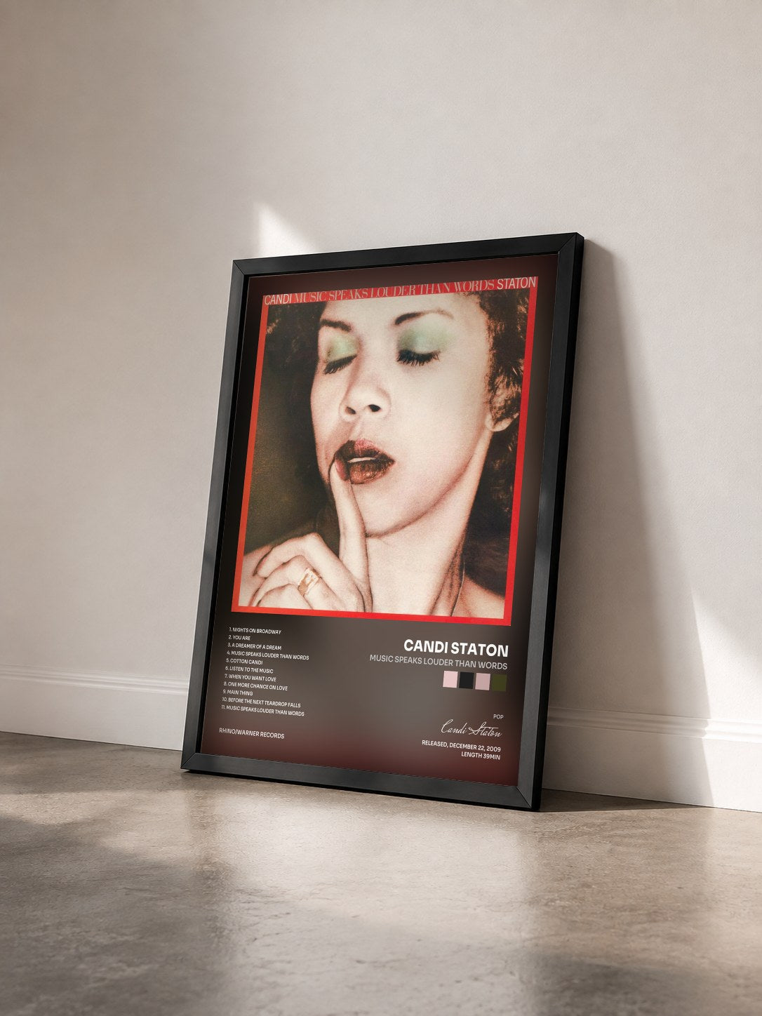 #noir Tableau de l'album Music Speaks Louder Than Words de Candi Staton vu de trois quarts, cadre noir