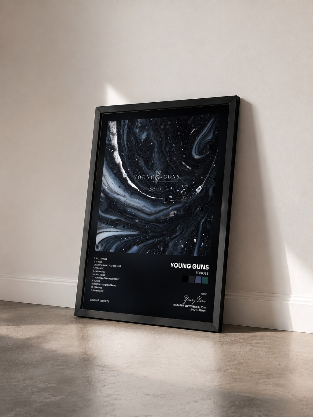 #noir Tableau de l'album Echoes de Young Guns vu de trois quarts, cadre noir