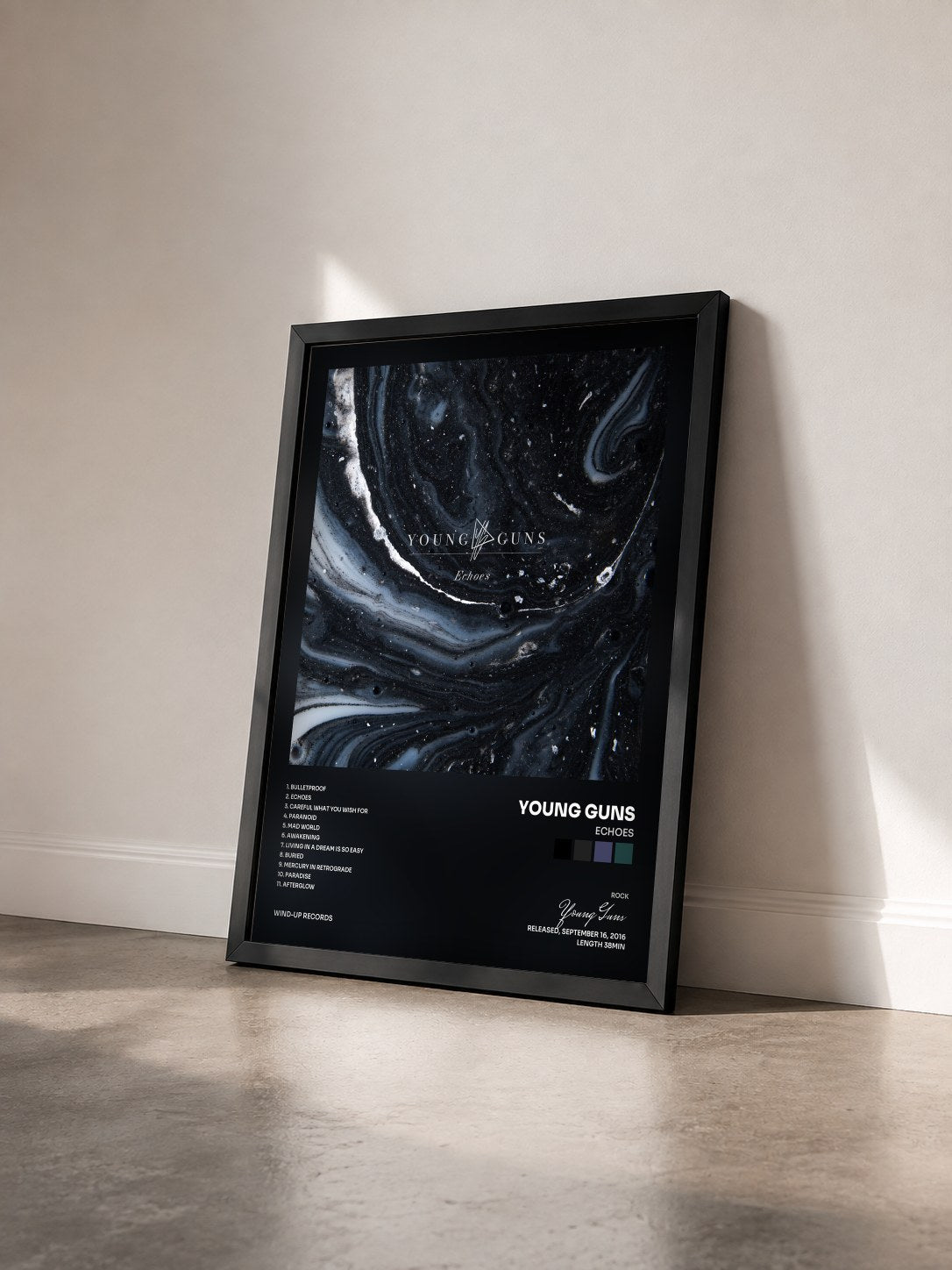 #noir Tableau de l'album Echoes de Young Guns vu de trois quarts, cadre noir