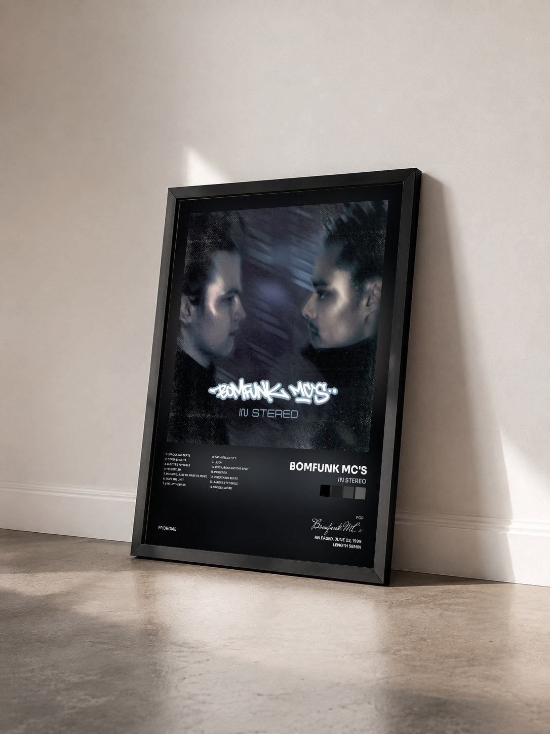 #noir Tableau de l'album In Stereo de Bomfunk MC's vu de trois quarts, cadre noir