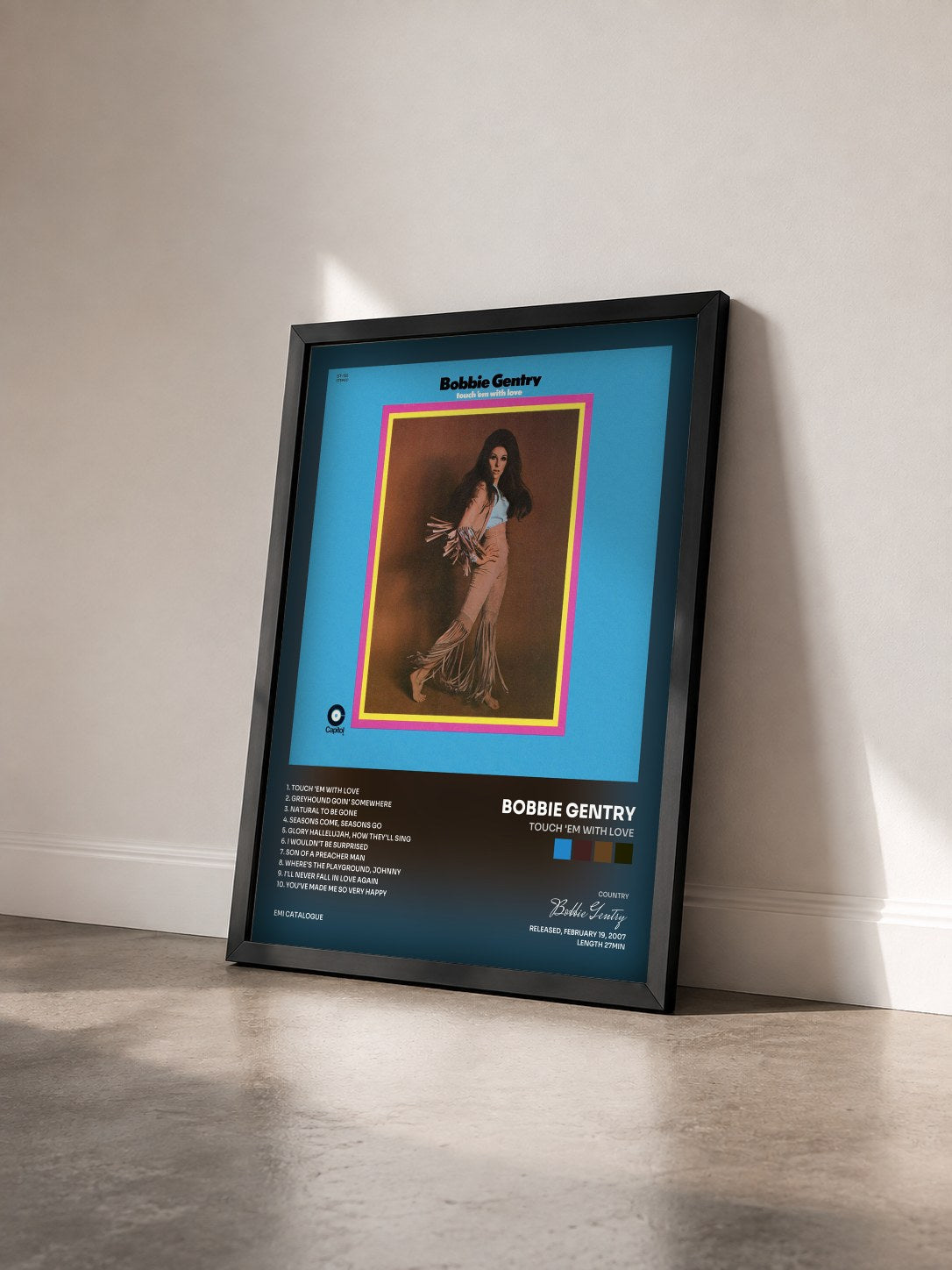 #noir Tableau de l'album Touch 'Em With Love de Bobbie Gentry vu de trois quarts, cadre noir