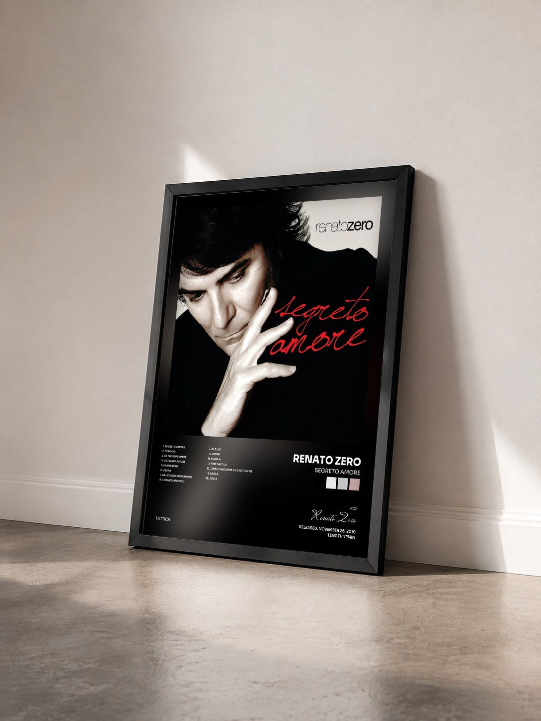 #noir Tableau de l'album Segreto Amore de Renato Zero vu de trois quarts, cadre noir