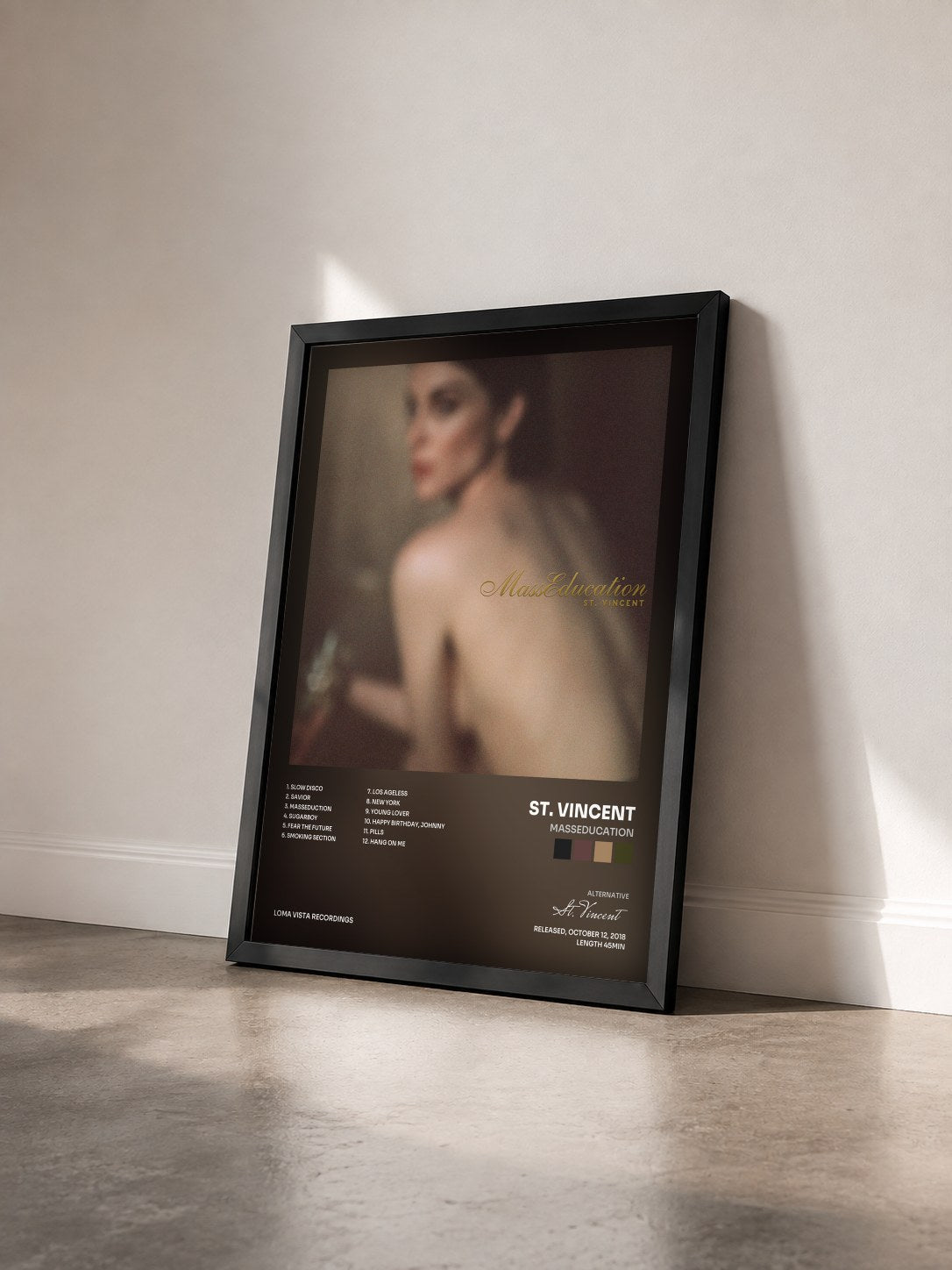 #noir Tableau de l'album MassEducation de St. Vincent vu de trois quarts, cadre noir