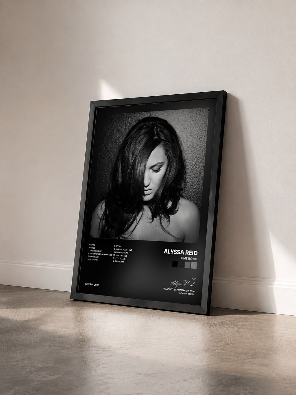 #noir Tableau de l'album Time Bomb de Alyssa Reid vu de trois quarts, cadre noir
