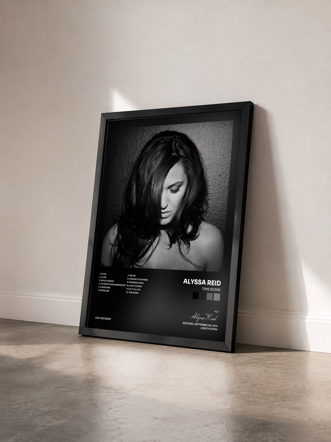 #noir Tableau de l'album Time Bomb de Alyssa Reid vu de trois quarts, cadre noir