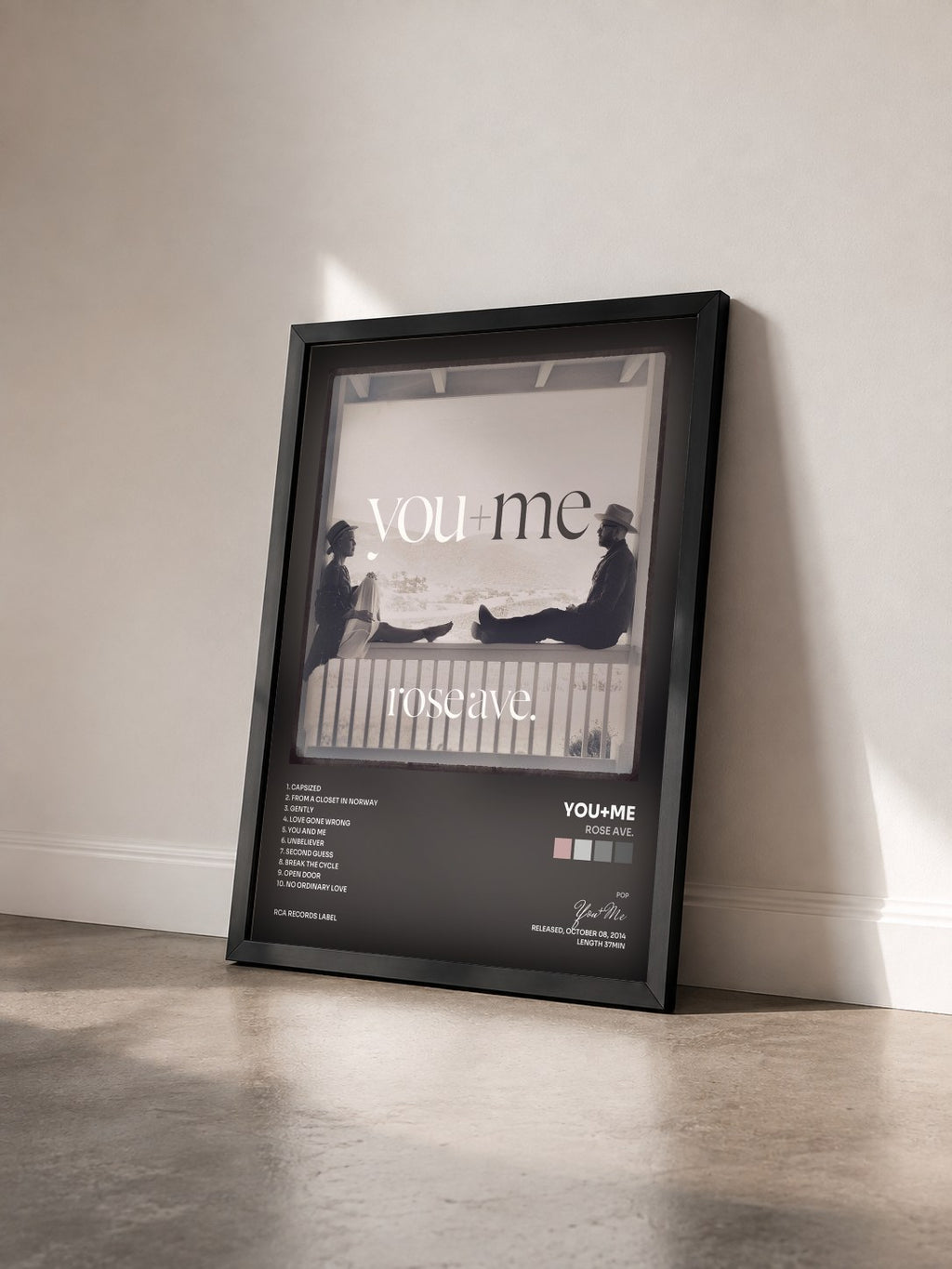 #noir Tableau de l'album rose ave. de You+Me vu de trois quarts, cadre noir