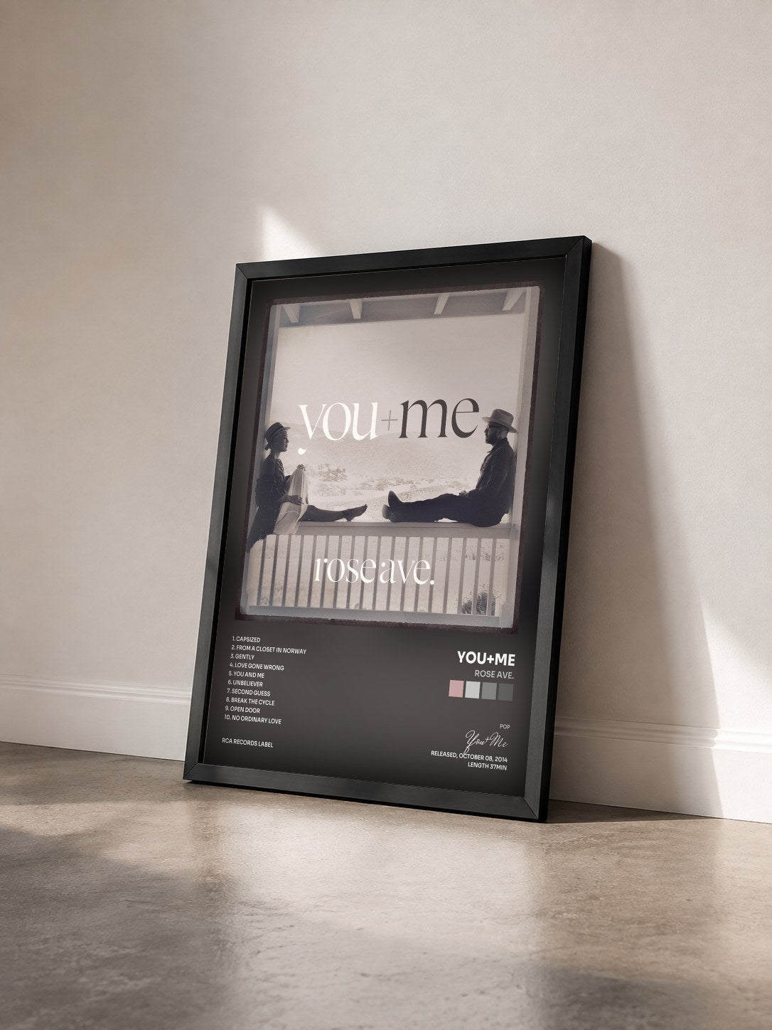 #noir Tableau de l'album rose ave. de You+Me vu de trois quarts, cadre noir
