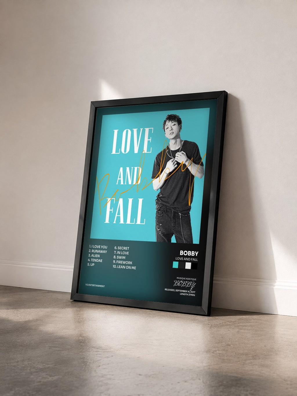#noir Tableau de l'album LOVE AND FALL de BOBBY vu de trois quarts, cadre noir