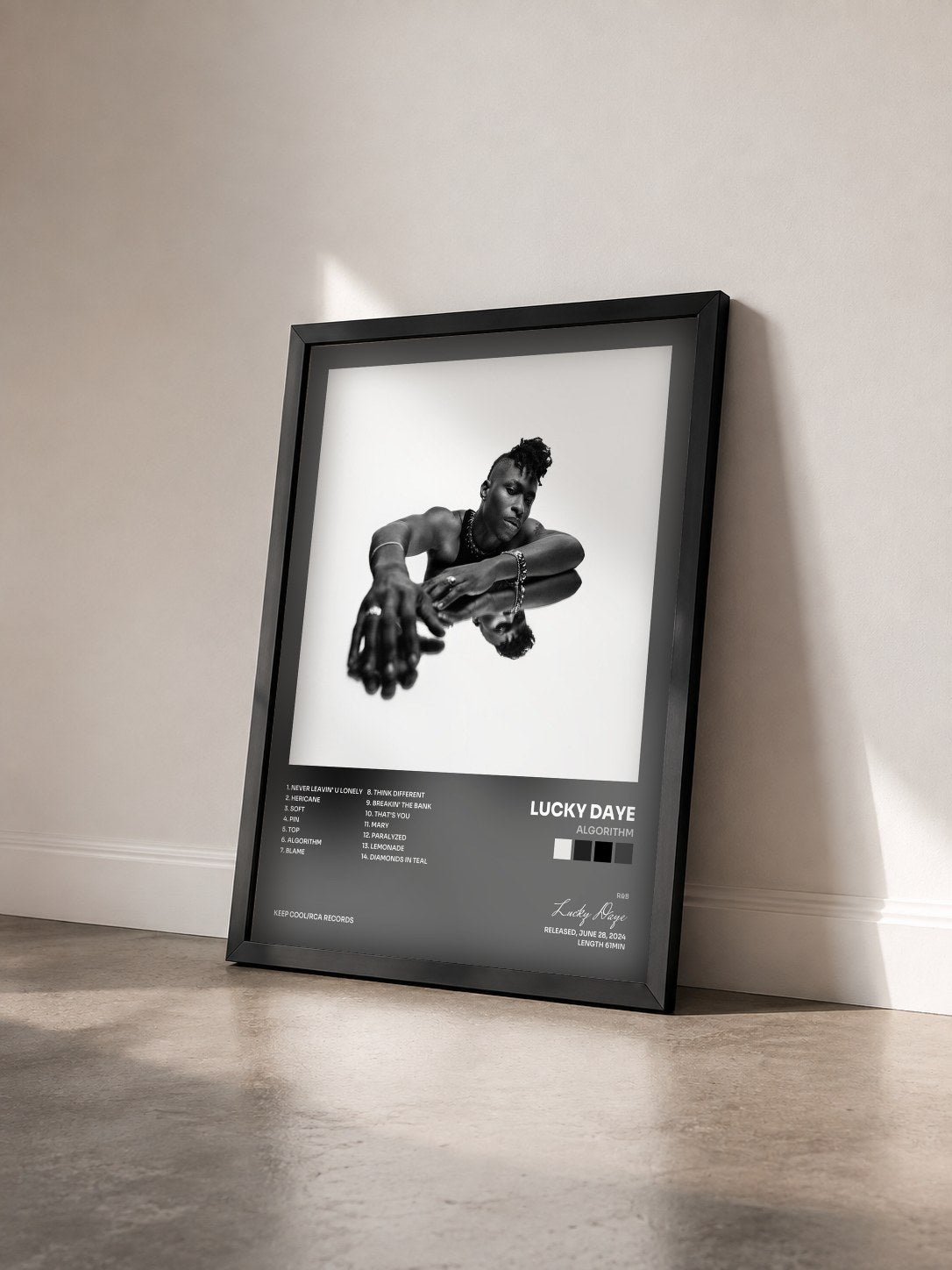 #noir Tableau de l'album Algorithm de Lucky Daye vu de trois quarts, cadre noir