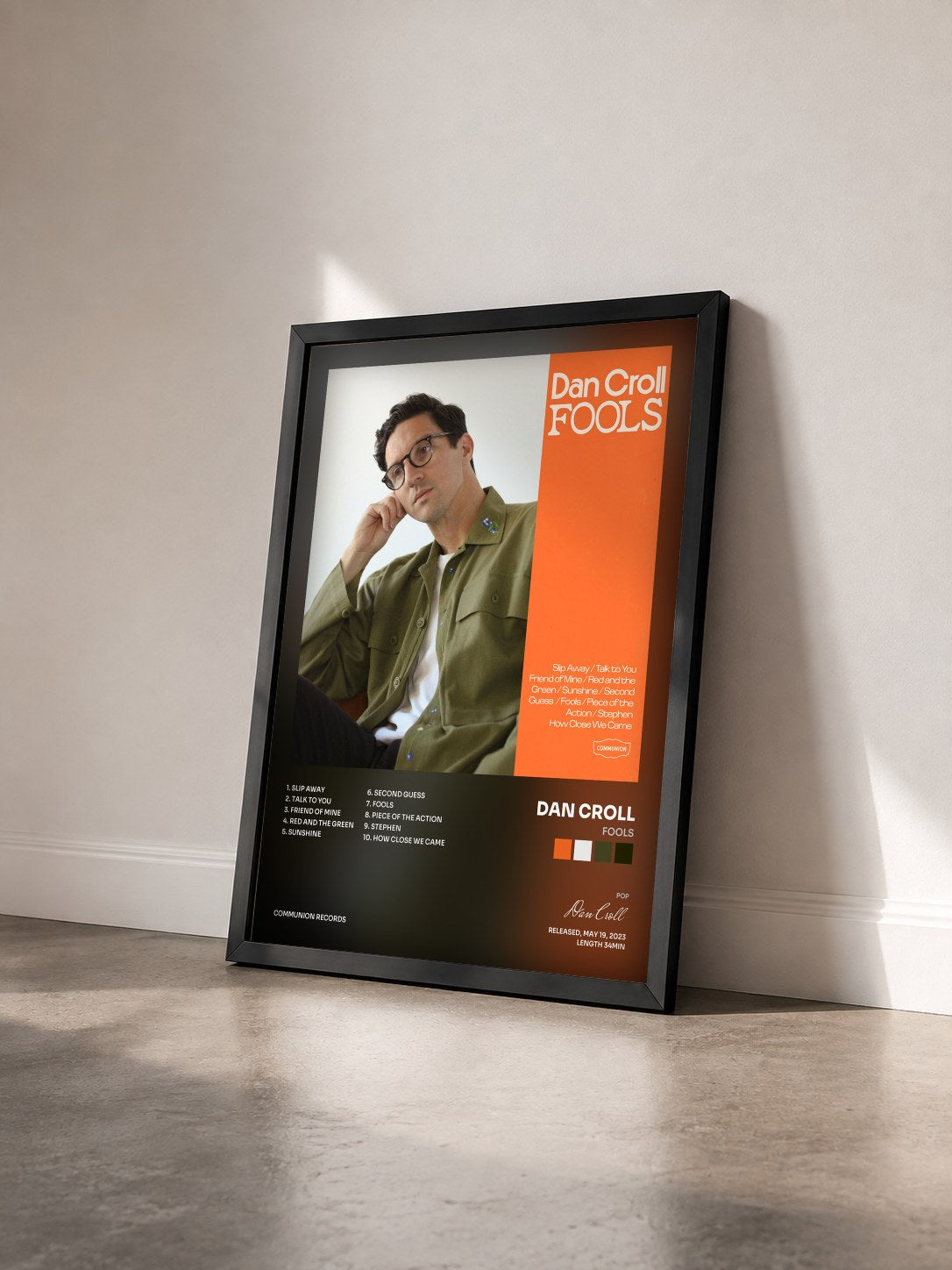 #noir Tableau de l'album Fools de Dan Croll vu de trois quarts, cadre noir