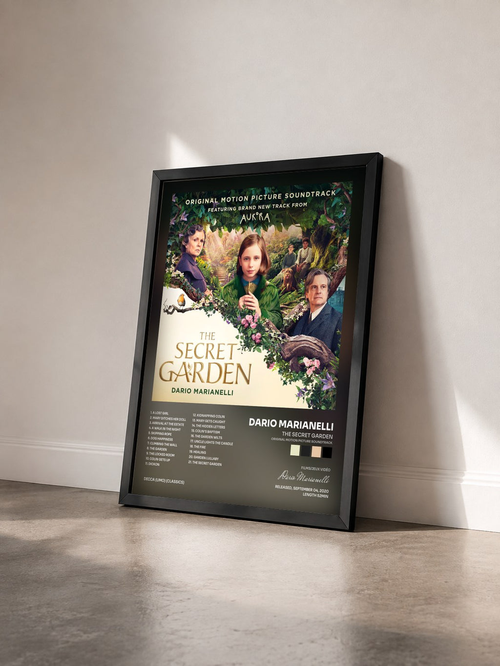 #noir Tableau de l'album The Secret Garden (Original Motion Picture Soundtrack) de Dario Marianelli vu de trois quarts, cadre noir