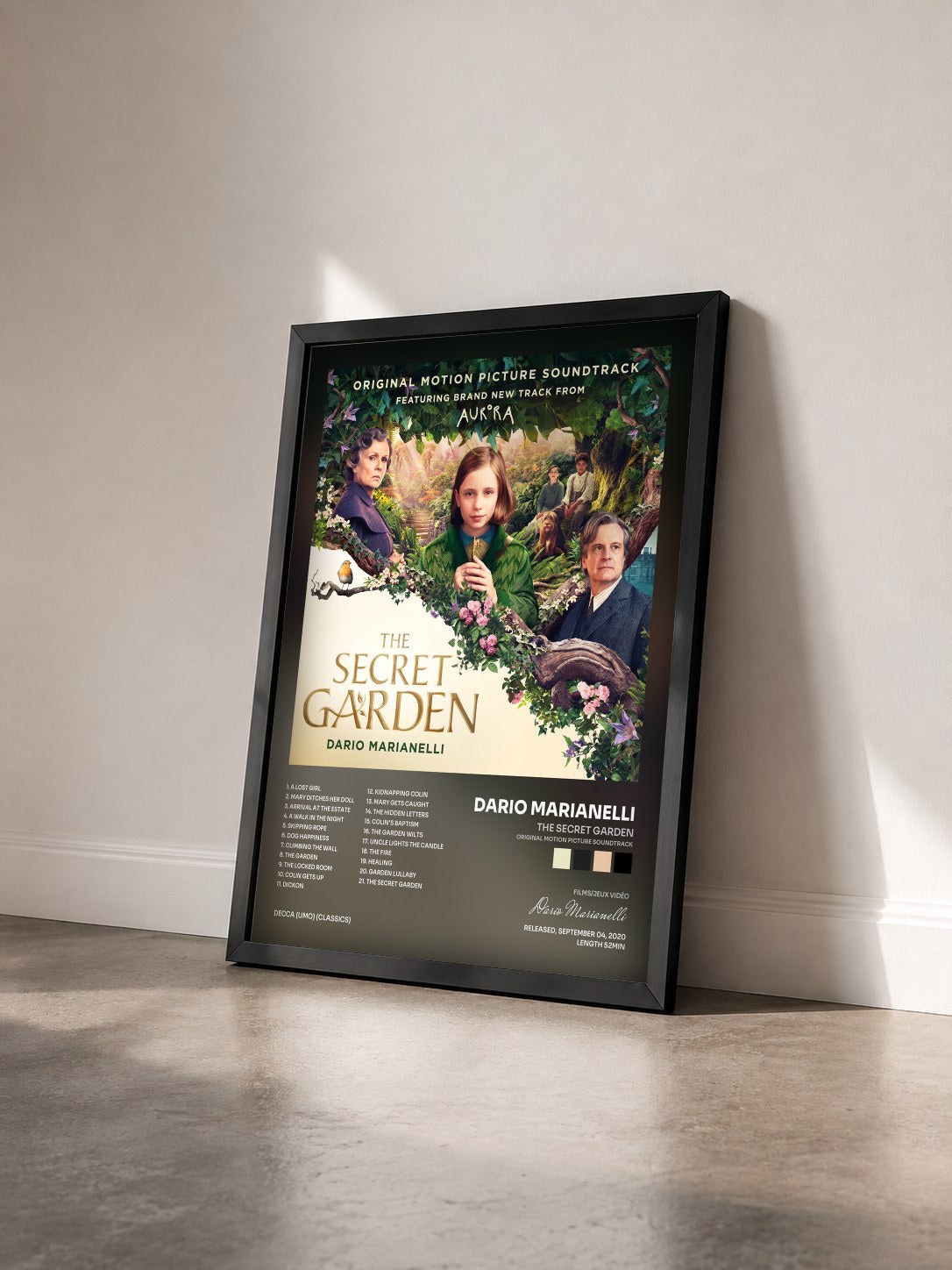 #noir Tableau de l'album The Secret Garden (Original Motion Picture Soundtrack) de Dario Marianelli vu de trois quarts, cadre noir