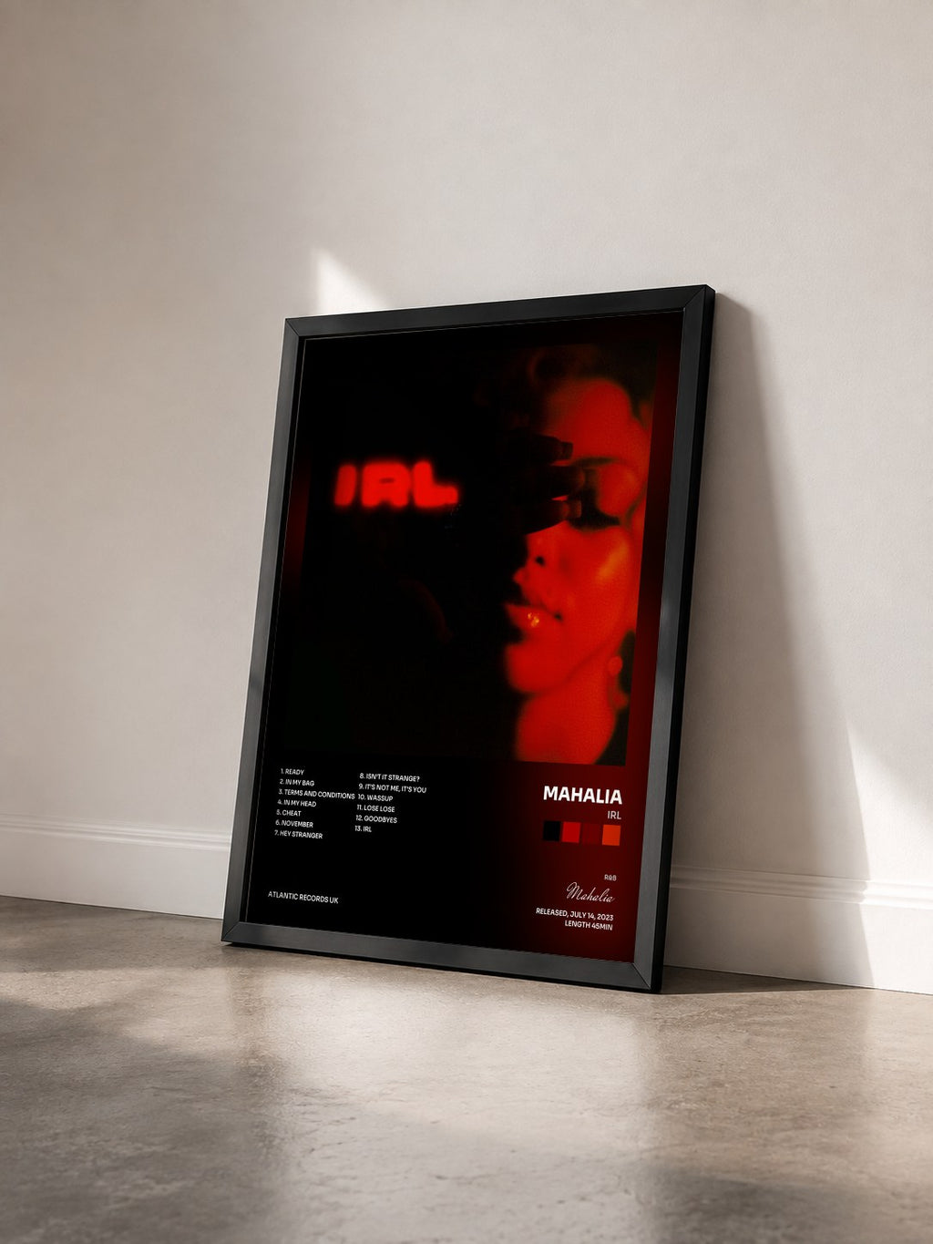 #noir Tableau de l'album IRL de Mahalia vu de trois quarts, cadre noir