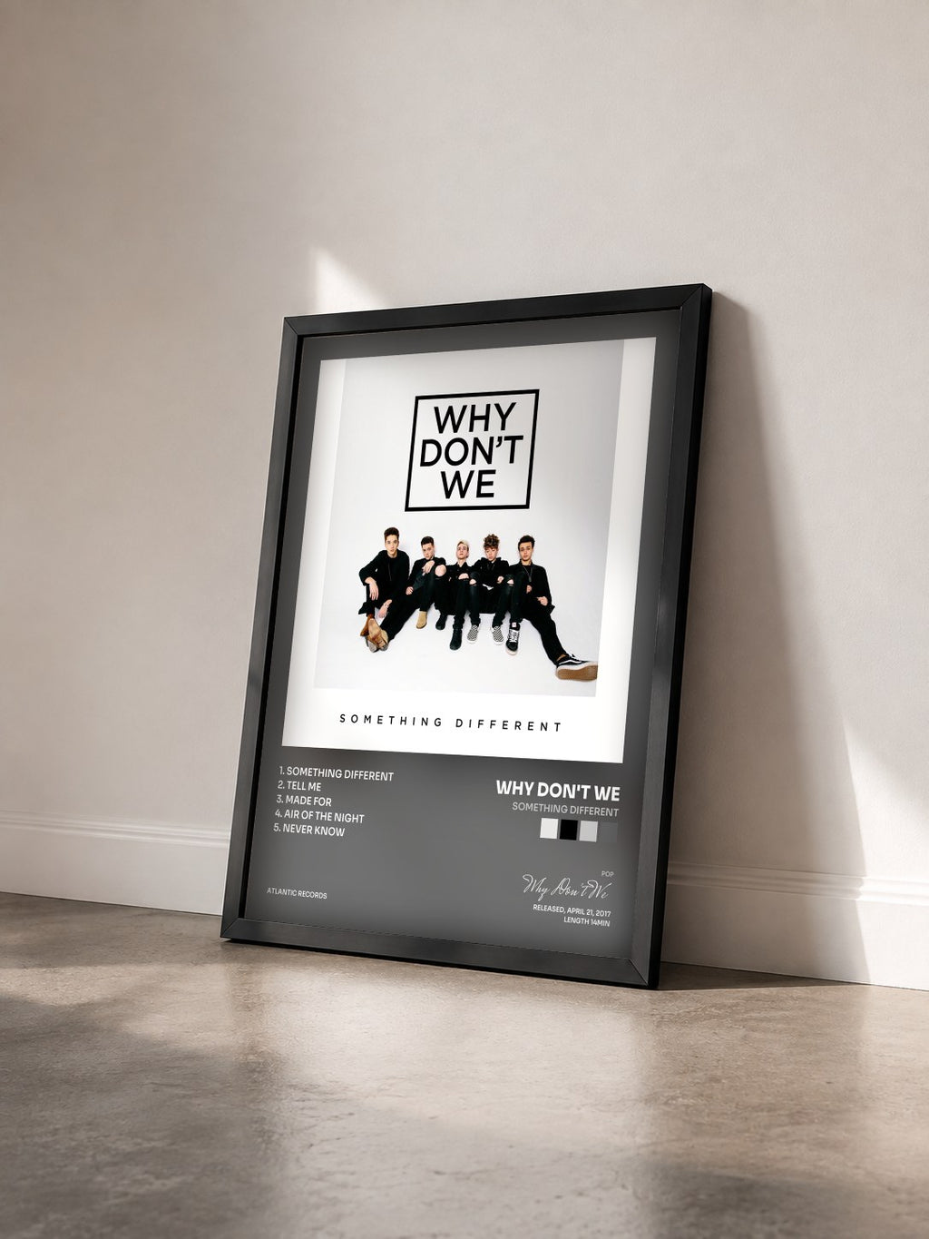 #noir Tableau de l'album Something Different de Why Don't We vu de trois quarts, cadre noir