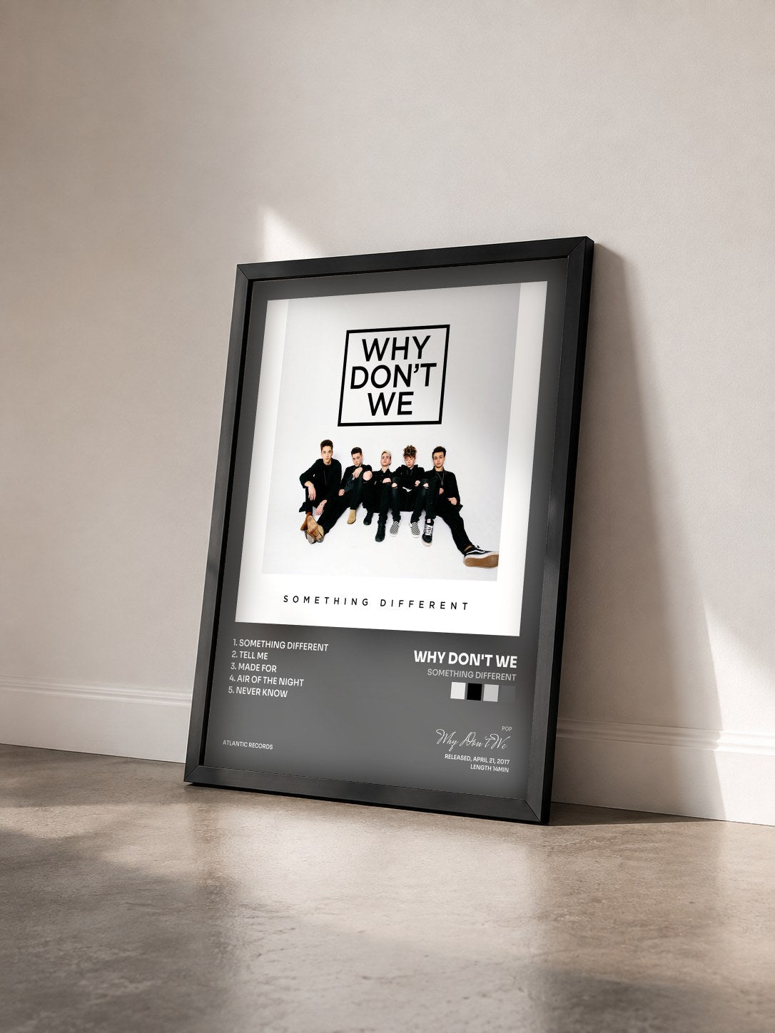 #noir Tableau de l'album Something Different de Why Don't We vu de trois quarts, cadre noir