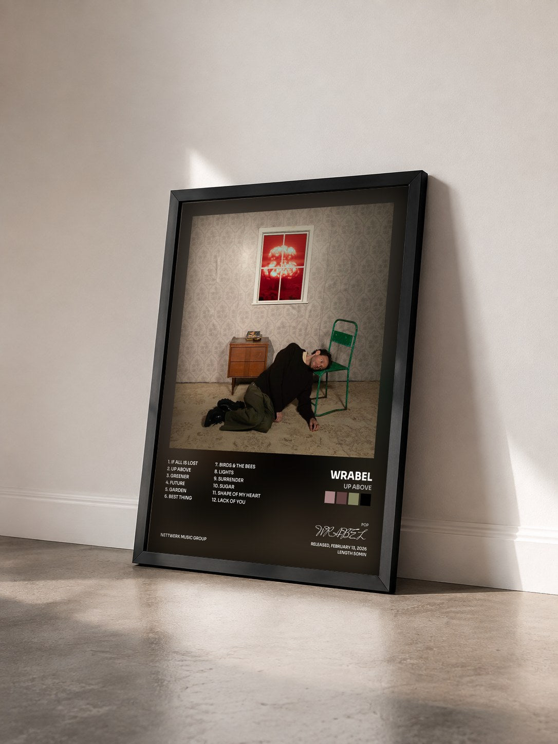 #noir Tableau de l'album up above de WRABEL vu de trois quarts, cadre noir