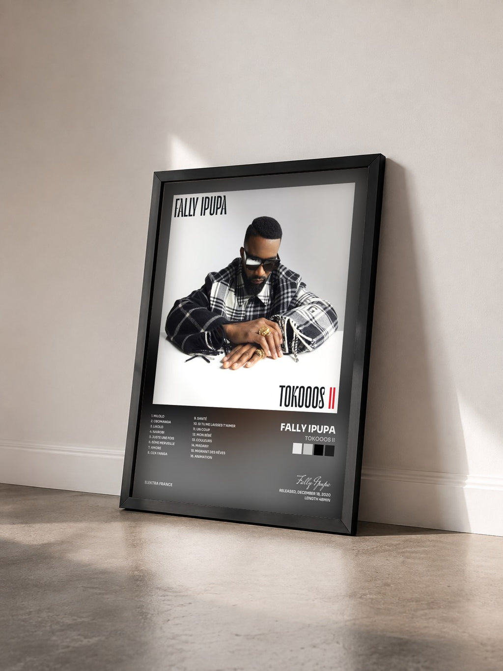 #noir Tableau de l'album Tokooos II de Fally Ipupa vu de trois quarts, cadre noir