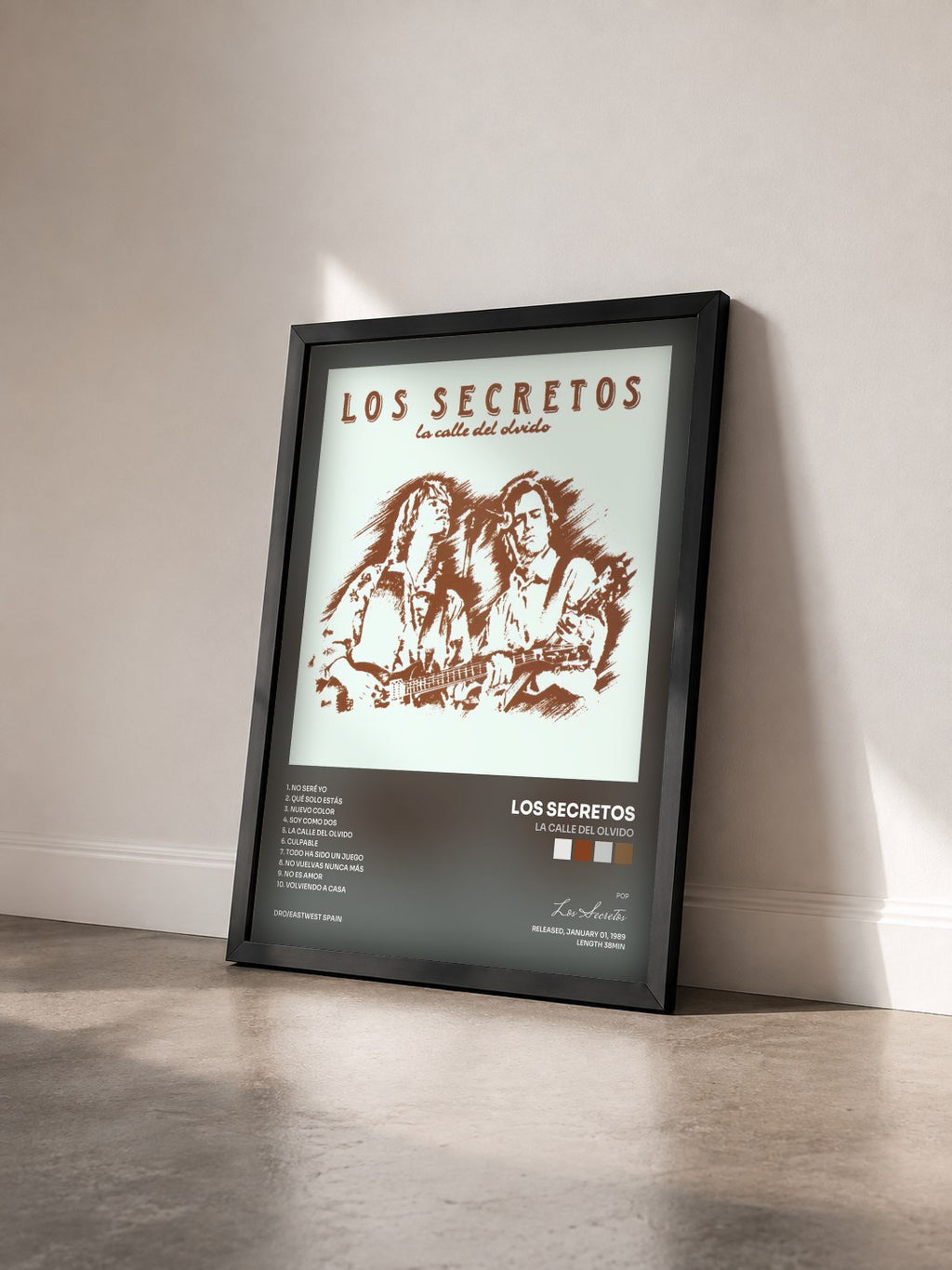 #noir La Calle Del Olvido von Los Secretos als gerahmter Kunstdruck von schräg gesehen, schwarzer Rahmen