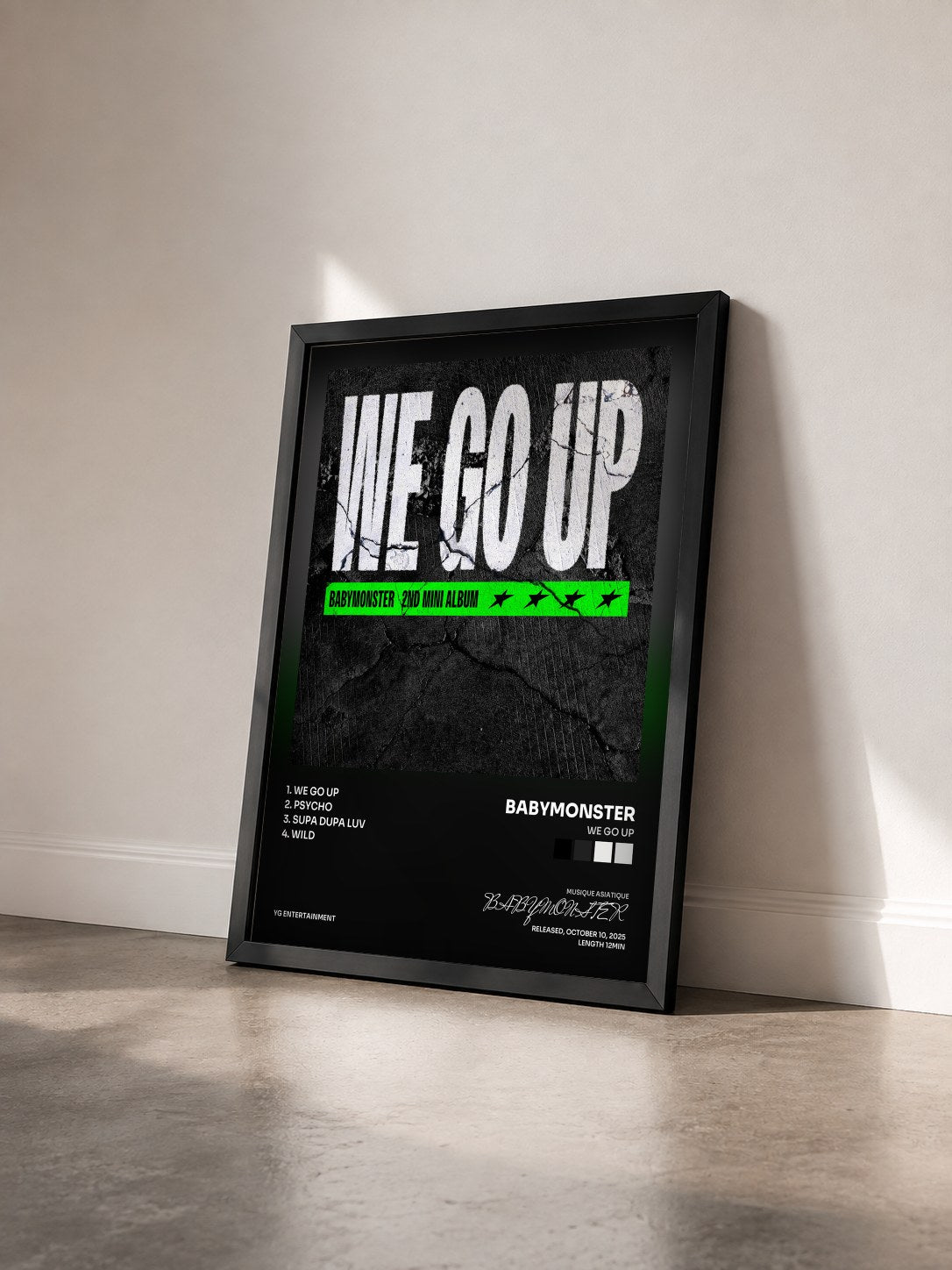 #noir Tableau de l'album WE GO UP de BABYMONSTER vu de trois quarts, cadre noir
