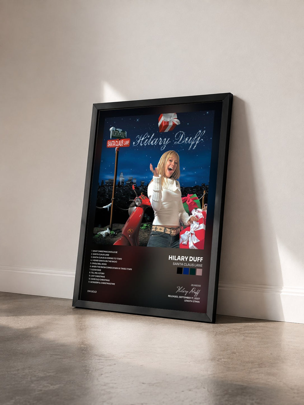 #noir Tableau de l'album Santa Claus Lane de Hilary Duff vu de trois quarts, cadre noir