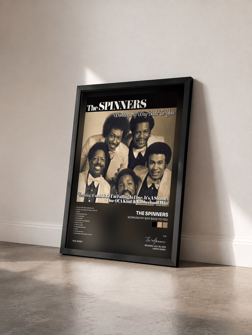 #noir Tableau de l'album Working My Way Back to You de The Spinners vu de trois quarts, cadre noir