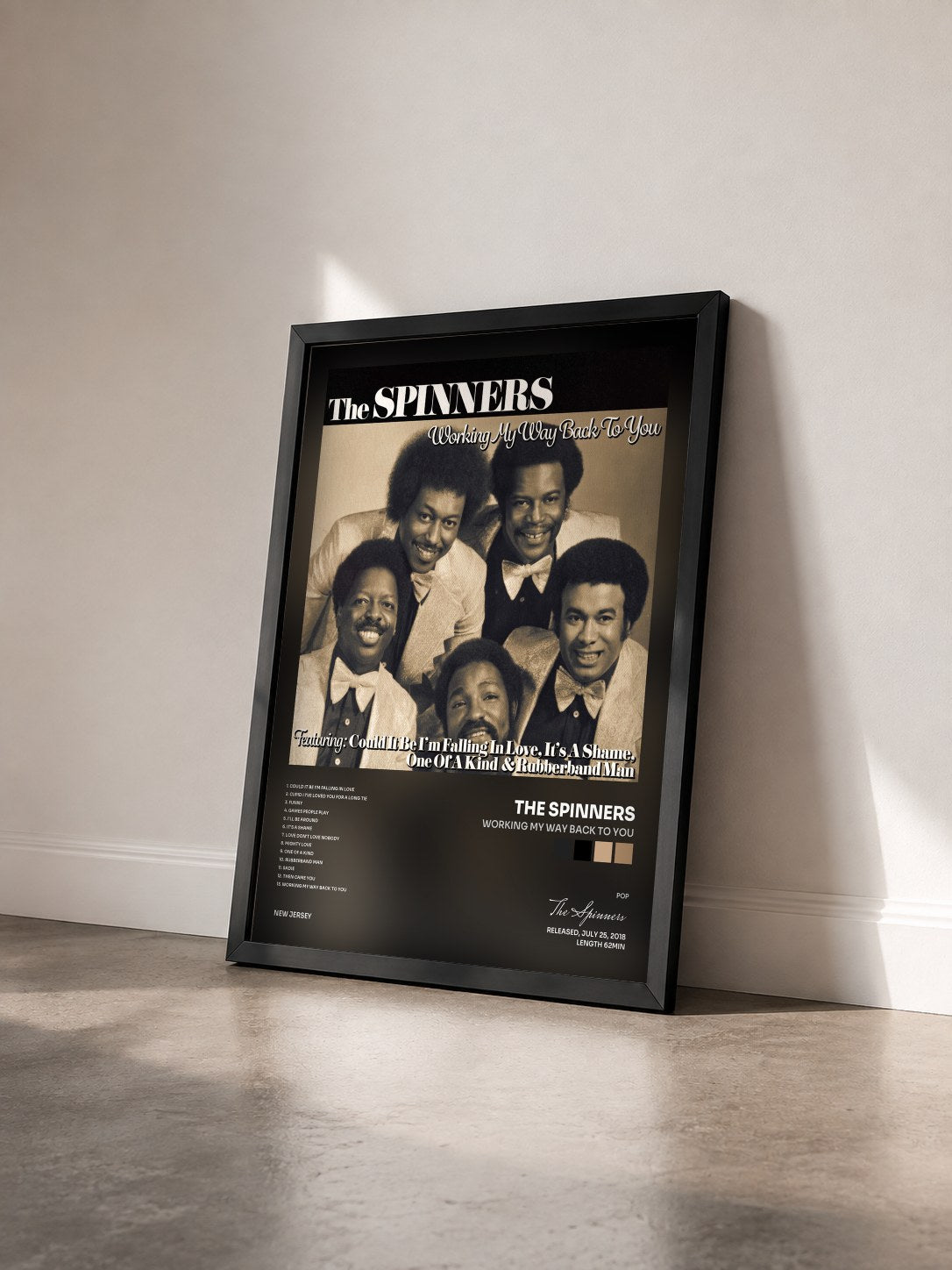 #noir Tableau de l'album Working My Way Back to You de The Spinners vu de trois quarts, cadre noir